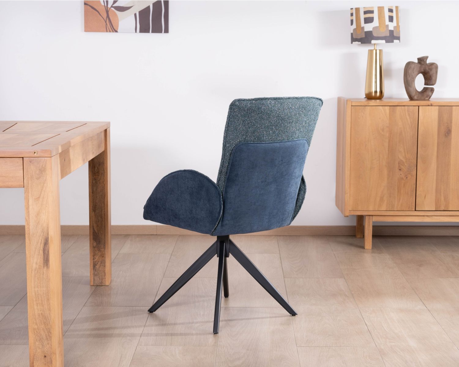Lote de 2 sillas «Eddy» de tela de doble textura en azul oscuro, con reposabrazos y base giratoria de metal