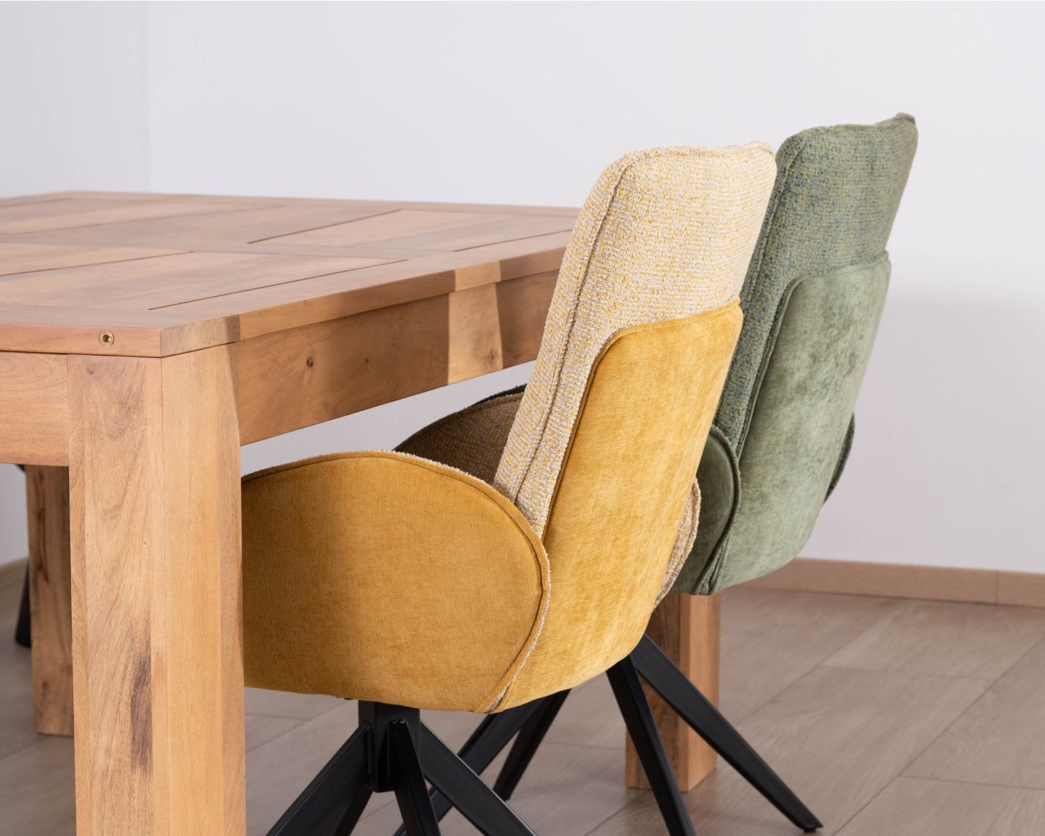 Lote de 2 sillas «Eddy» de tela verde suave, con reposabrazos y base giratoria de metal