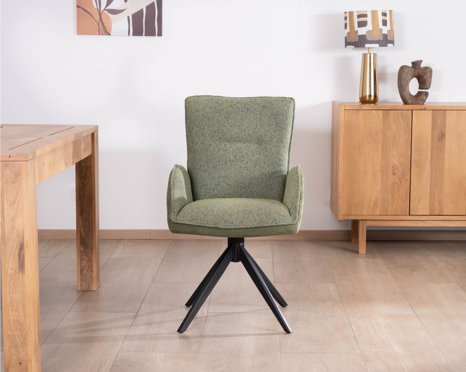 Lote de 2 sillas «Eddy» de tela verde suave, con reposabrazos y base giratoria de metal