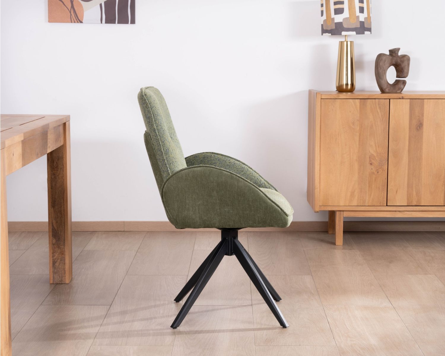 Lote de 2 sillas «Eddy» de tela verde suave, con reposabrazos y base giratoria de metal