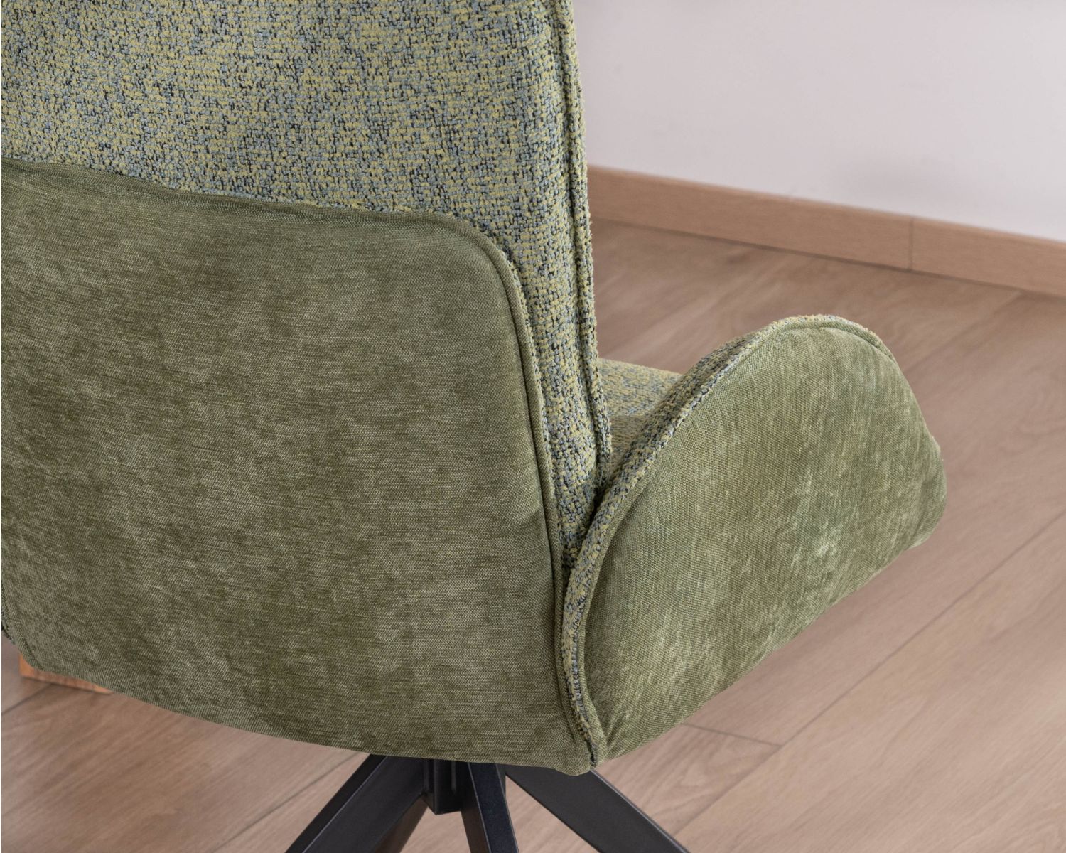 Lote de 2 sillas «Eddy» de tela verde suave, con reposabrazos y base giratoria de metal