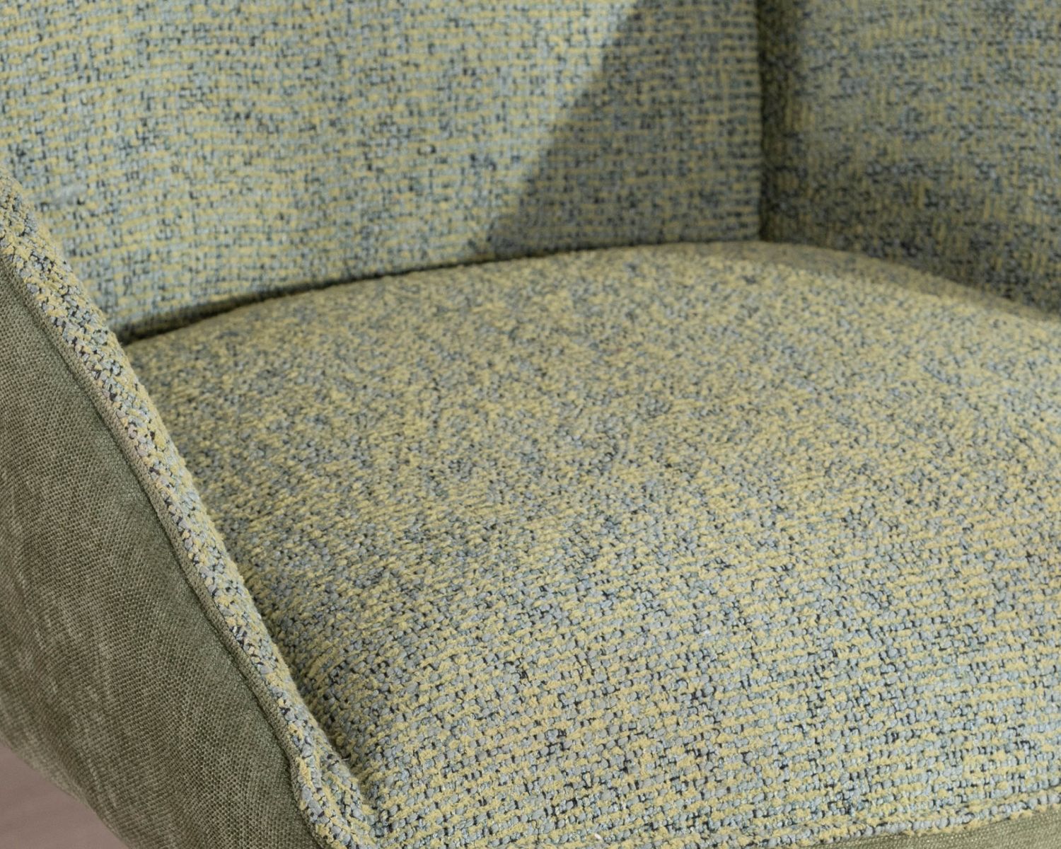 Lote de 2 sillas «Eddy» de tela verde suave, con reposabrazos y base giratoria de metal