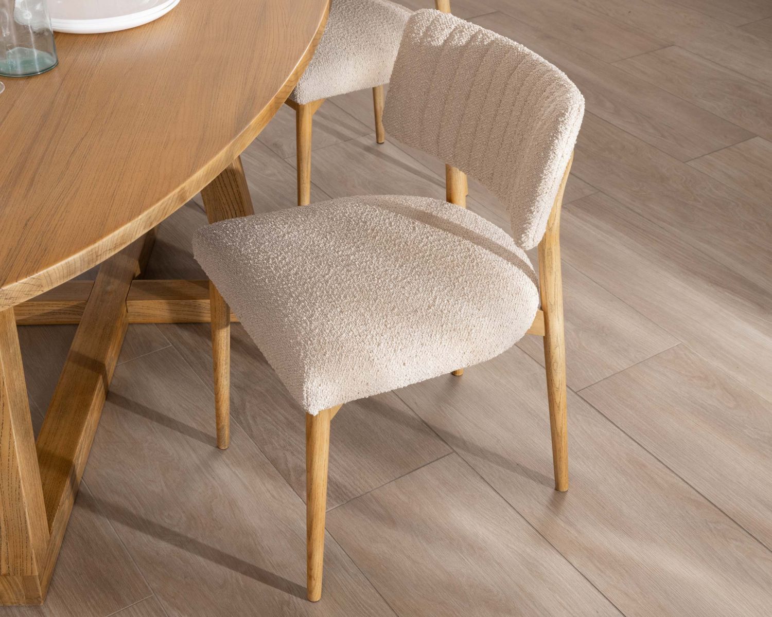 Lote de 2 sillas de estilo escandinavo en fresno natural y tela beige «Isadora»