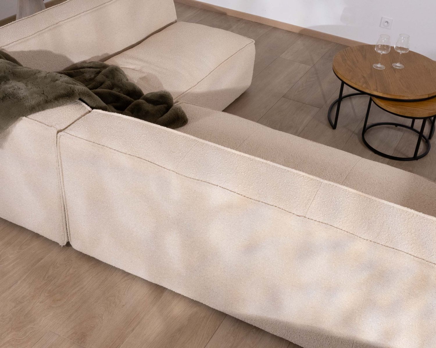 Sofá modular en esquina de tejido bouclé beige «Alcázar»