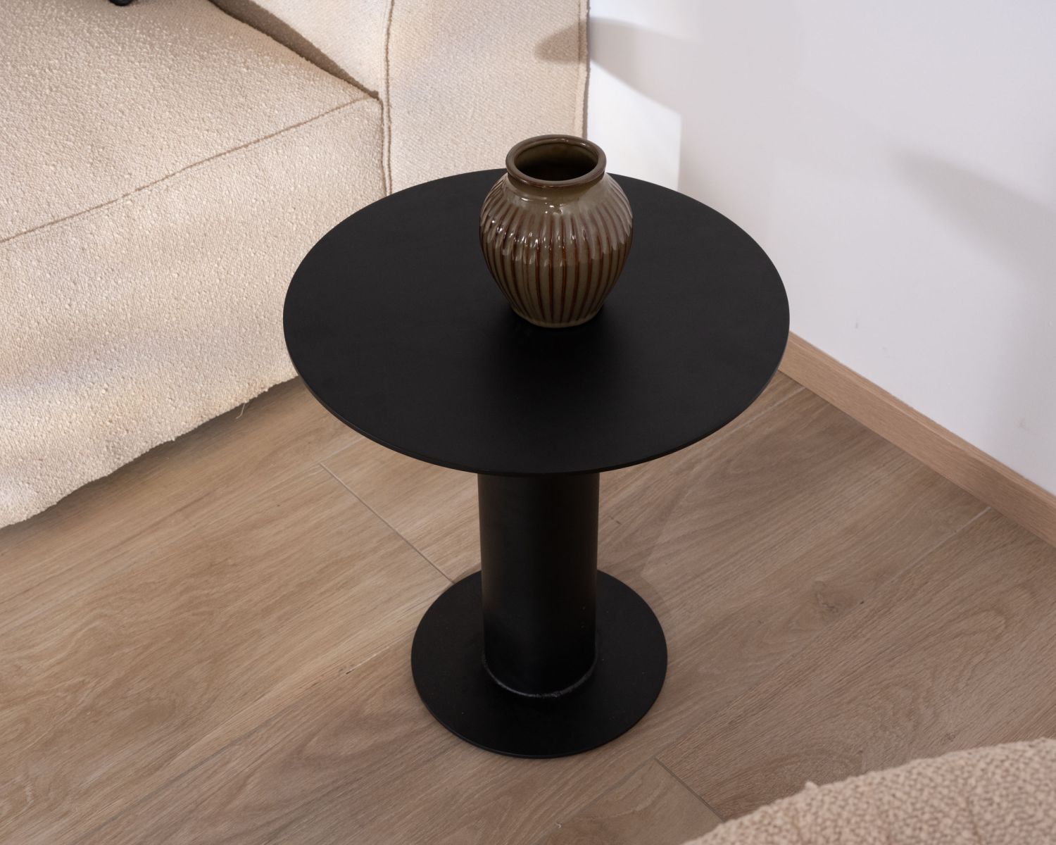 Mesita auxiliar redonda de aluminio negro «Nusa Pedina», diámetro 45 cm