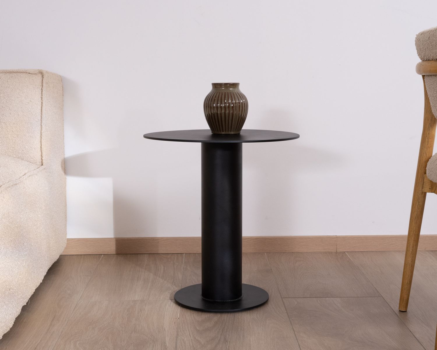 Mesita auxiliar redonda de aluminio negro «Nusa Pedina», diámetro 45 cm