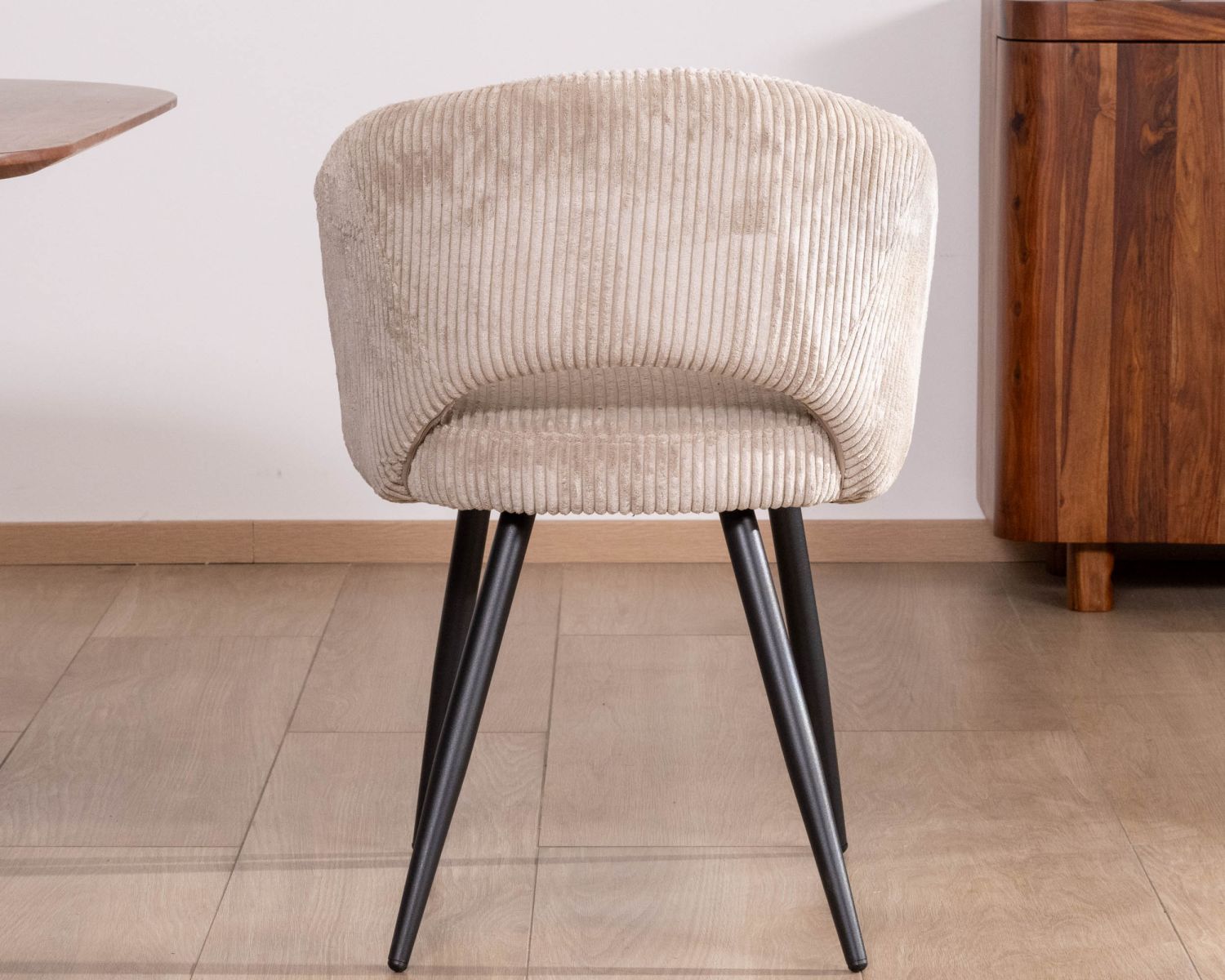 Lote de 2 sillas vintage de terciopelo acanalado en color blanco roto y patas de metal negro «Sonate»