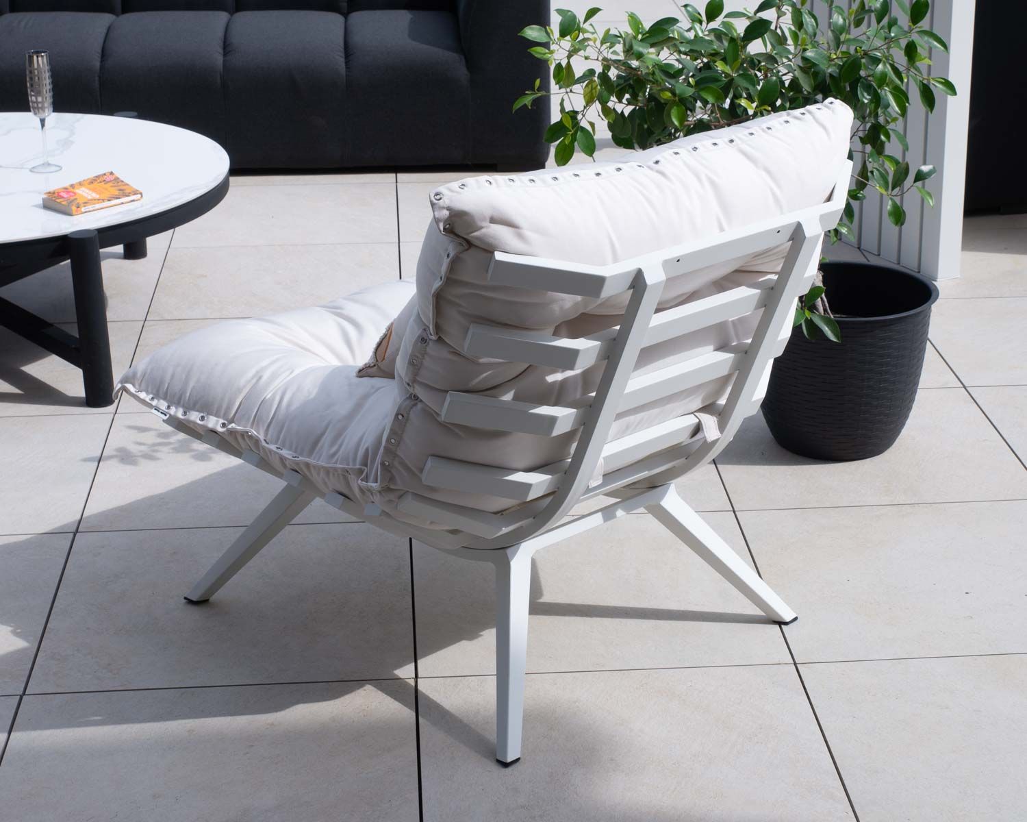 Sillón de exterior blanco con reposapiés modular y estructura de aluminio blanco «Lisca»