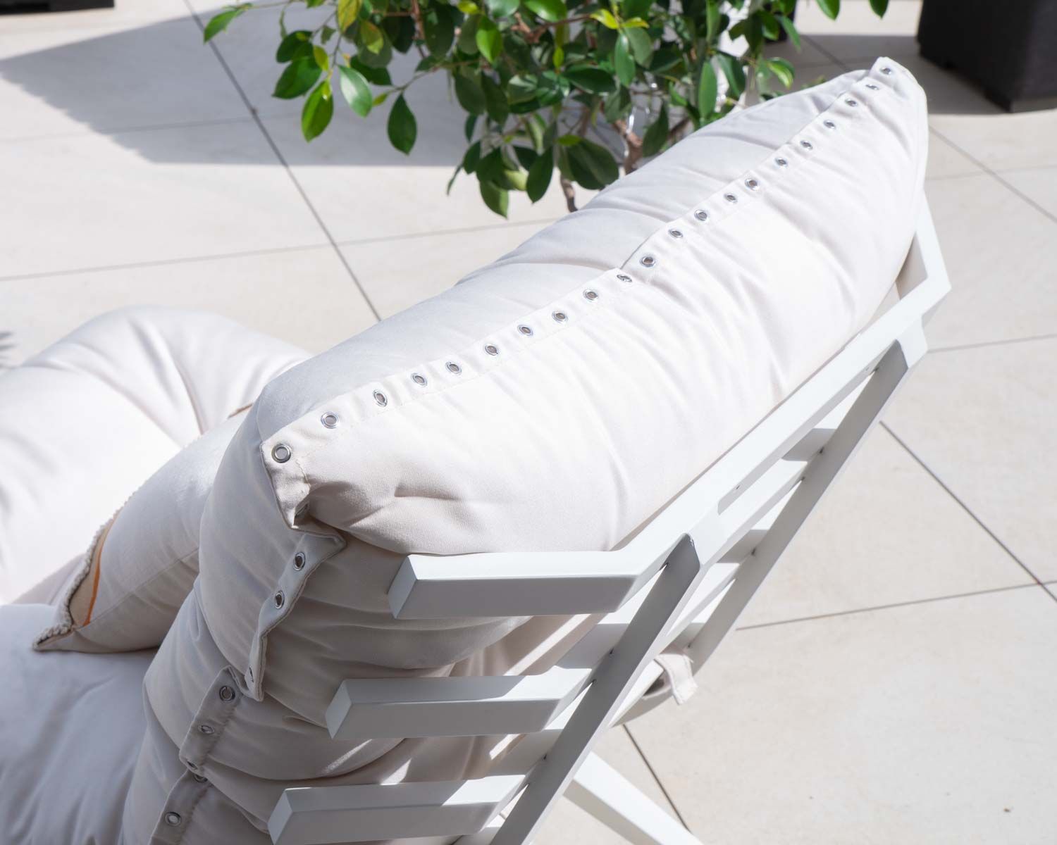 Sillón de exterior blanco con reposapiés modular y estructura de aluminio blanco «Lisca»