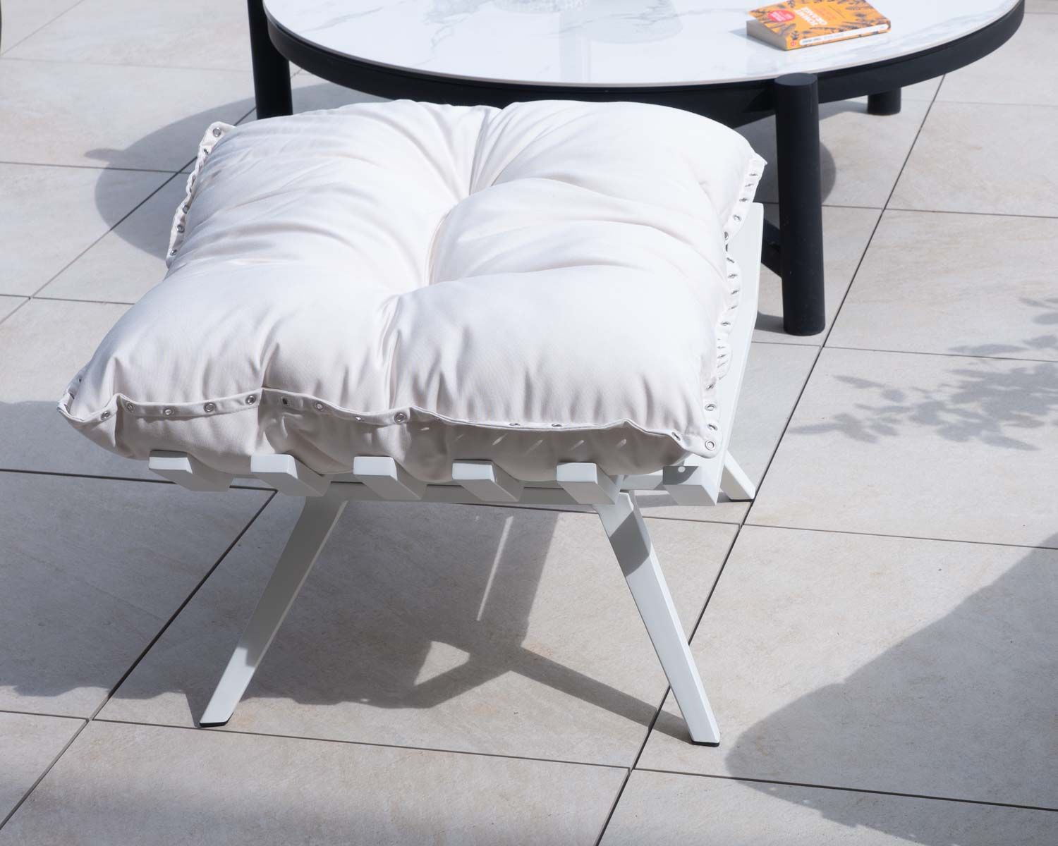 Sillón de exterior blanco con reposapiés modular y estructura de aluminio blanco «Lisca»