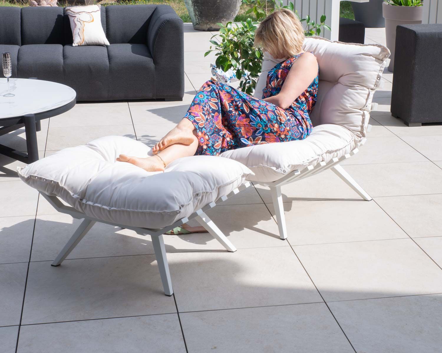 Sillón de exterior blanco con reposapiés modular y estructura de aluminio blanco «Lisca»