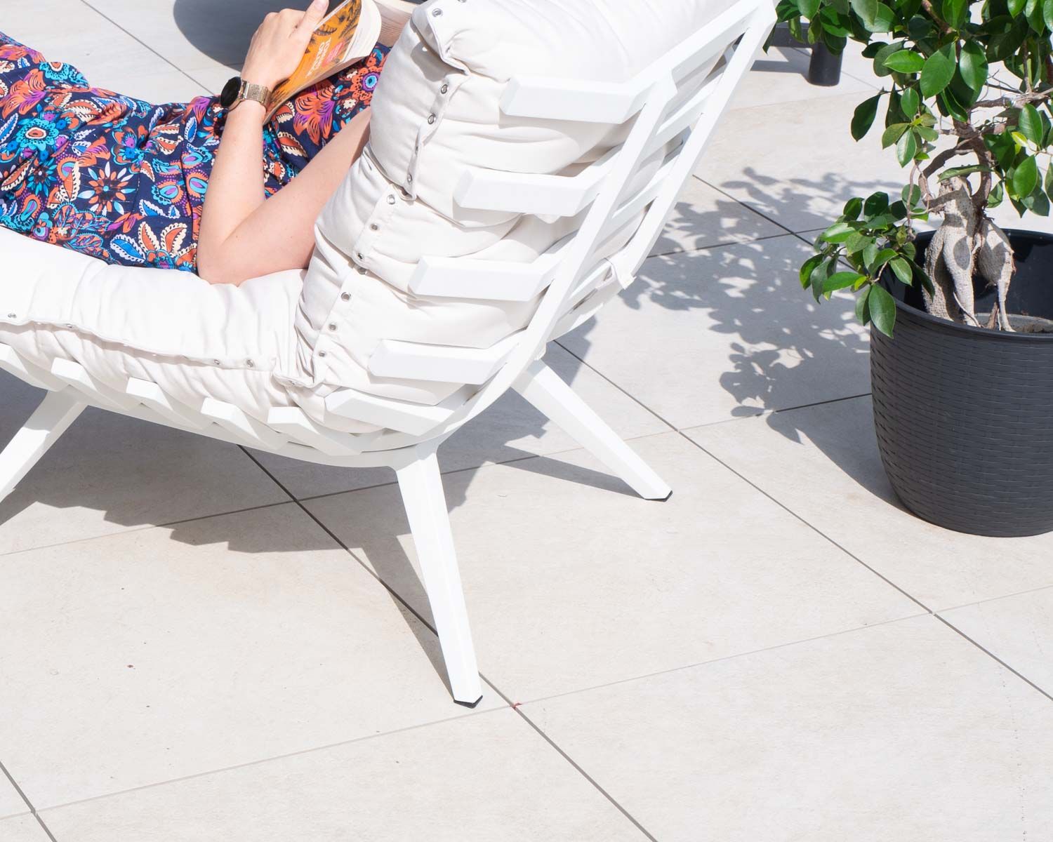 Sillón de exterior blanco con reposapiés modular y estructura de aluminio blanco «Lisca»