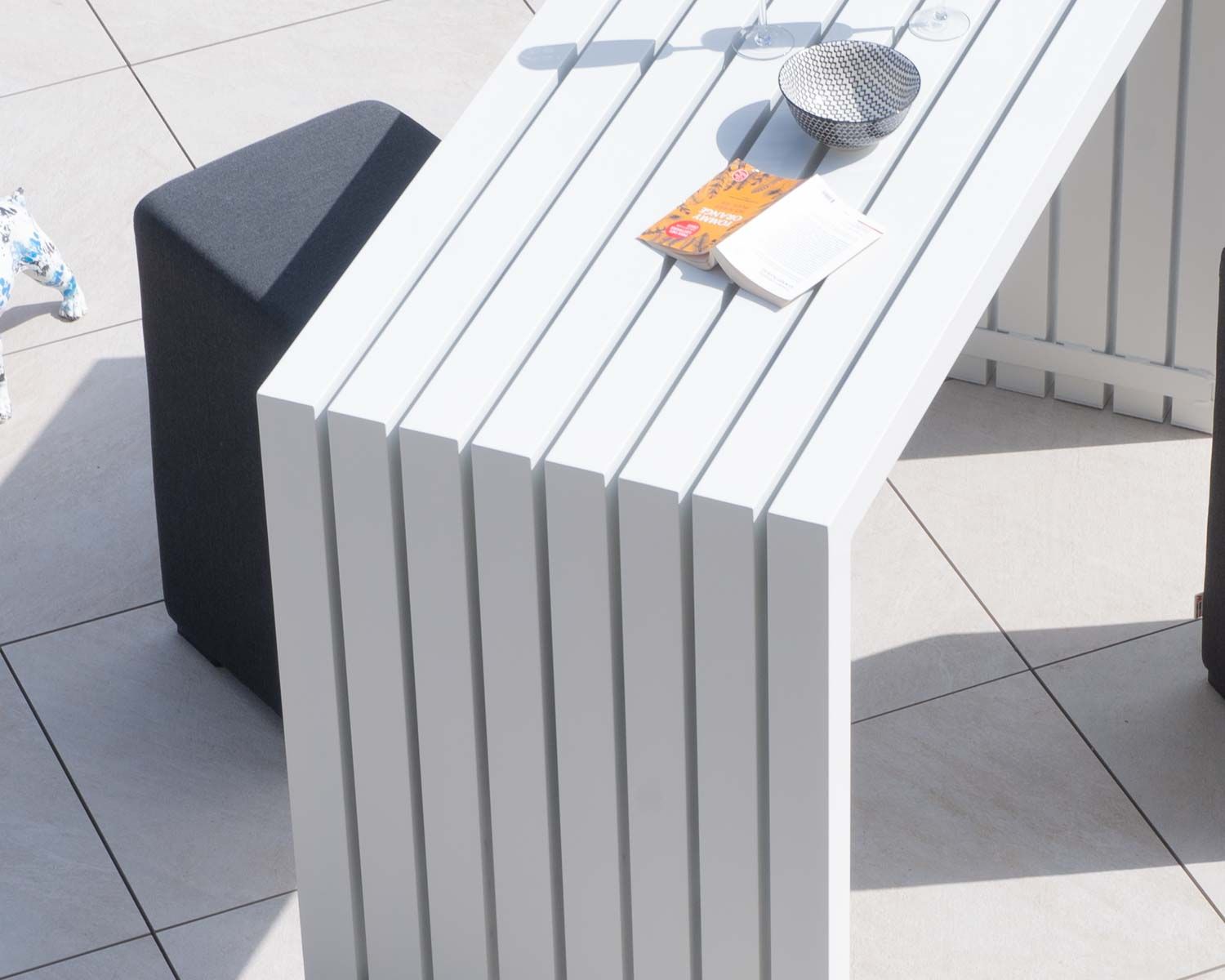 Mesa alta de diseño en aluminio blanco de 160 cm «Java Island»
