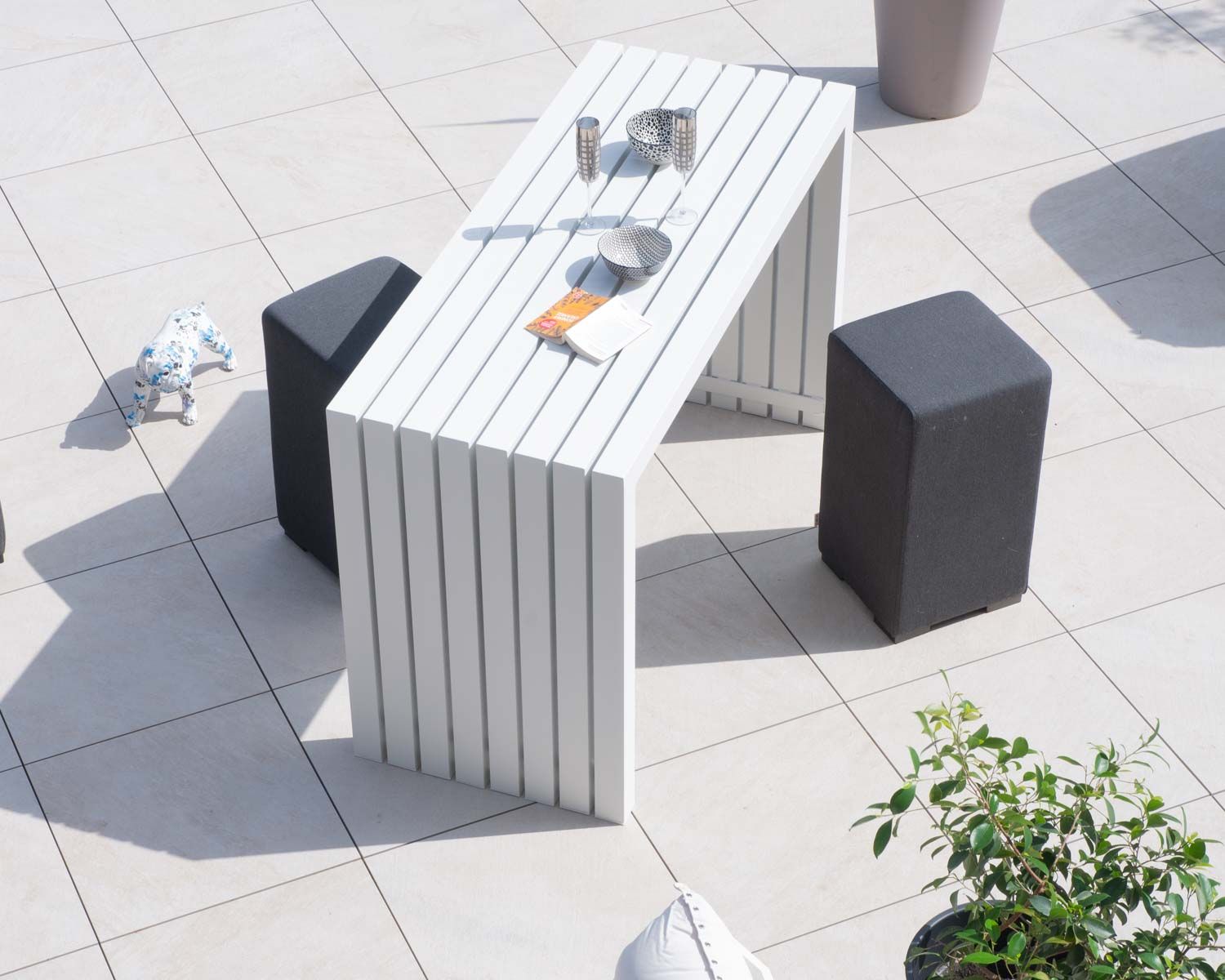 Mesa alta de diseño en aluminio blanco de 160 cm «Java Island»