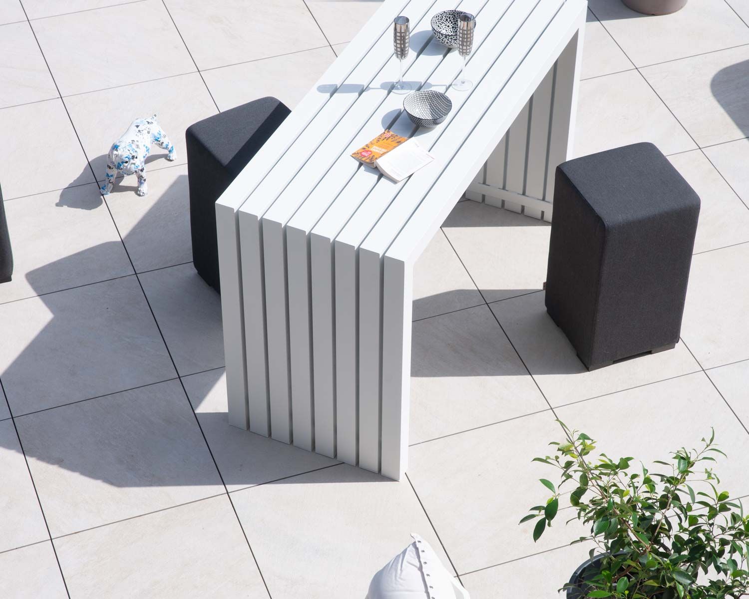 Mesa alta de diseño en aluminio blanco de 160 cm «Java Island»