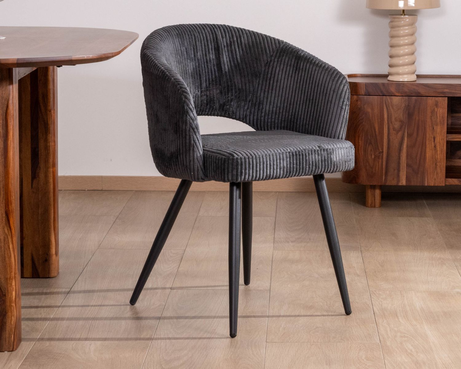 Lote de 2 sillas de comedor de pana antracita con patas de metal negro de estilo vintage «Sonate»