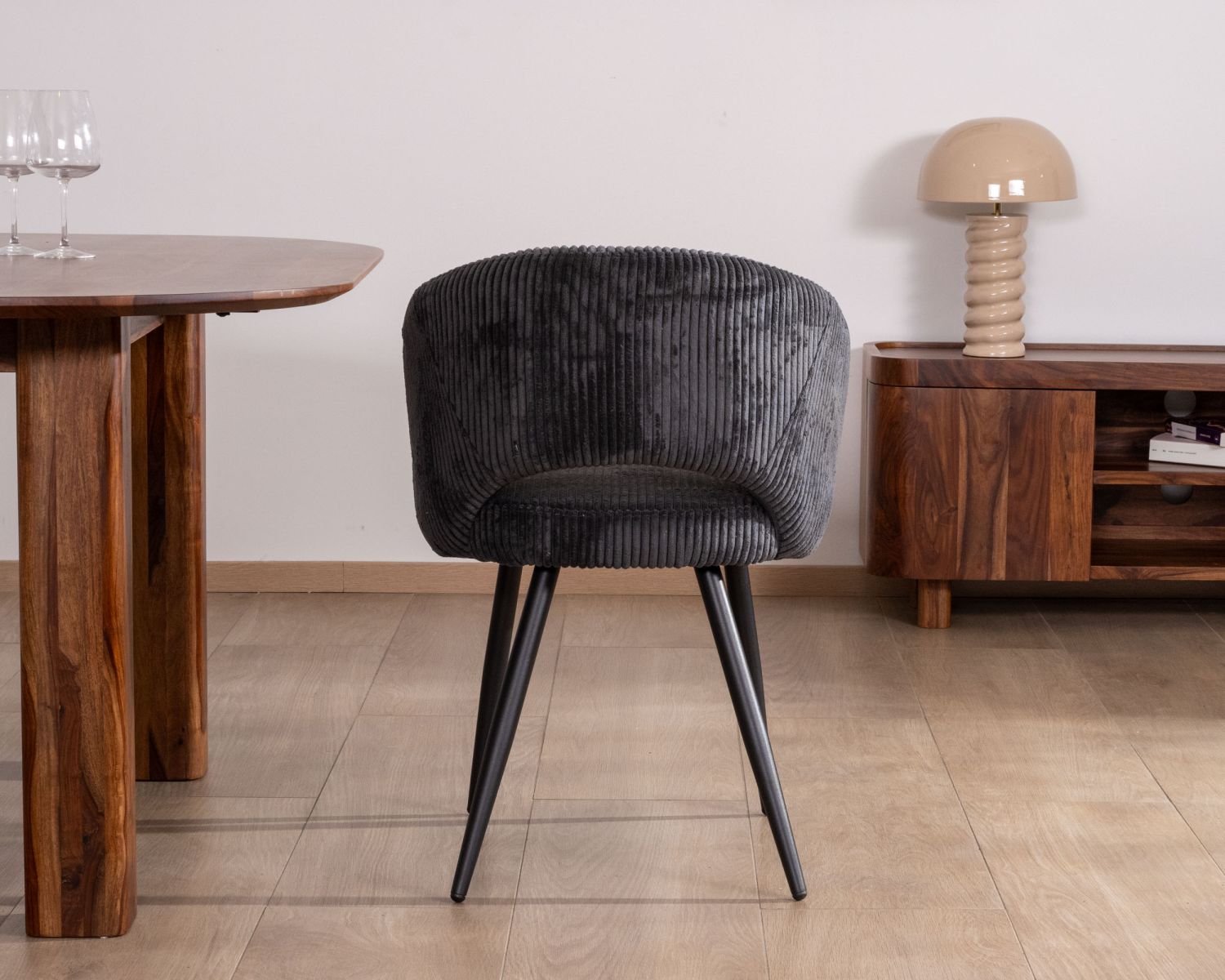 Lote de 2 sillas de comedor de pana antracita con patas de metal negro de estilo vintage «Sonate»