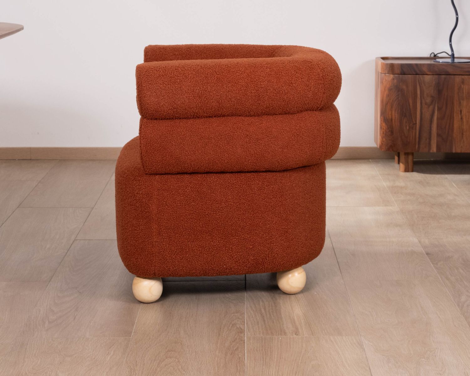 Pequeño sillón envolvente de estilo vintage «Wala» en tela color terracota