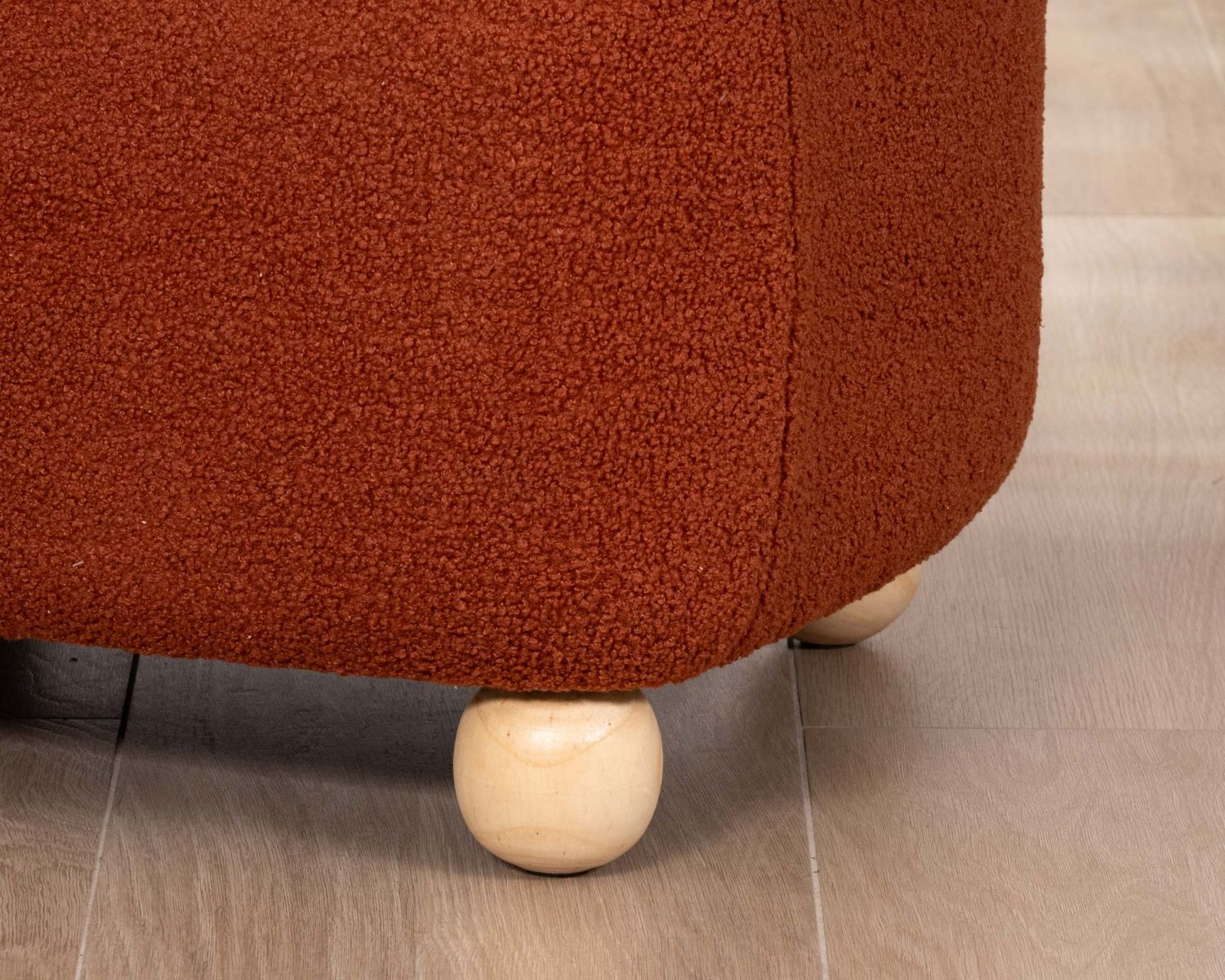 Pequeño sillón envolvente de estilo vintage «Wala» en tela color terracota