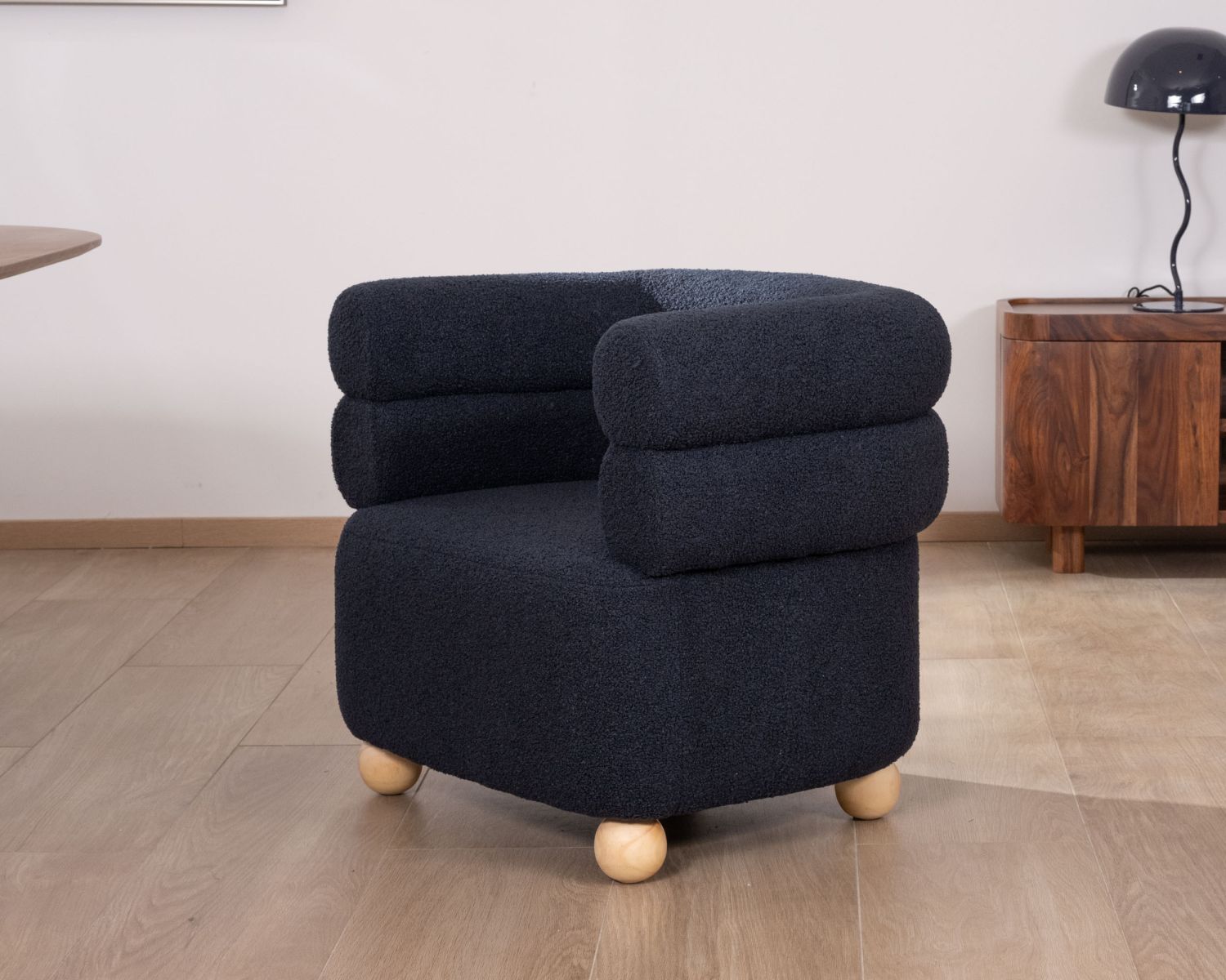Pequeño sillón envolvente de tela azul oscuro «Wala»
