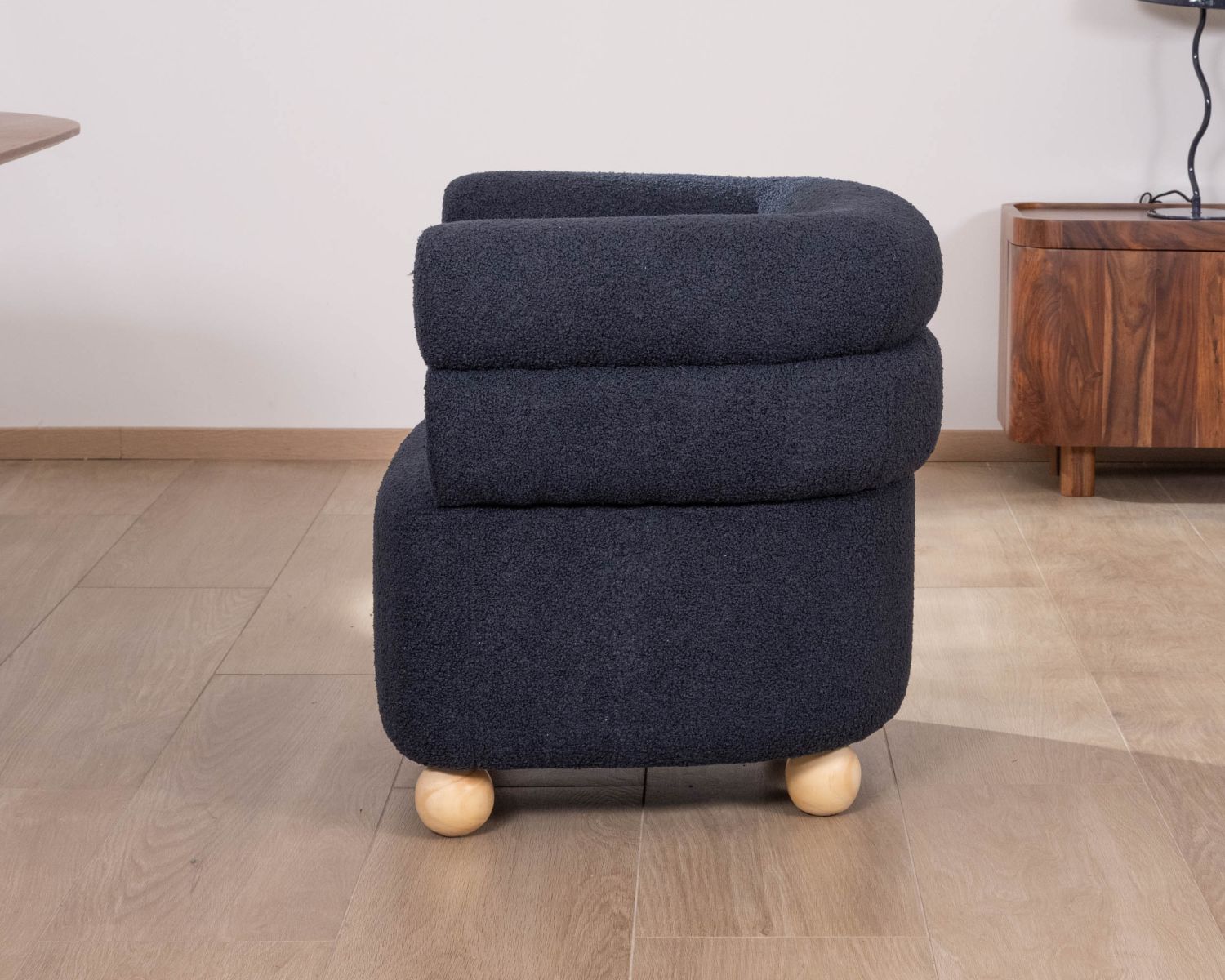 Pequeño sillón envolvente de tela azul oscuro «Wala»