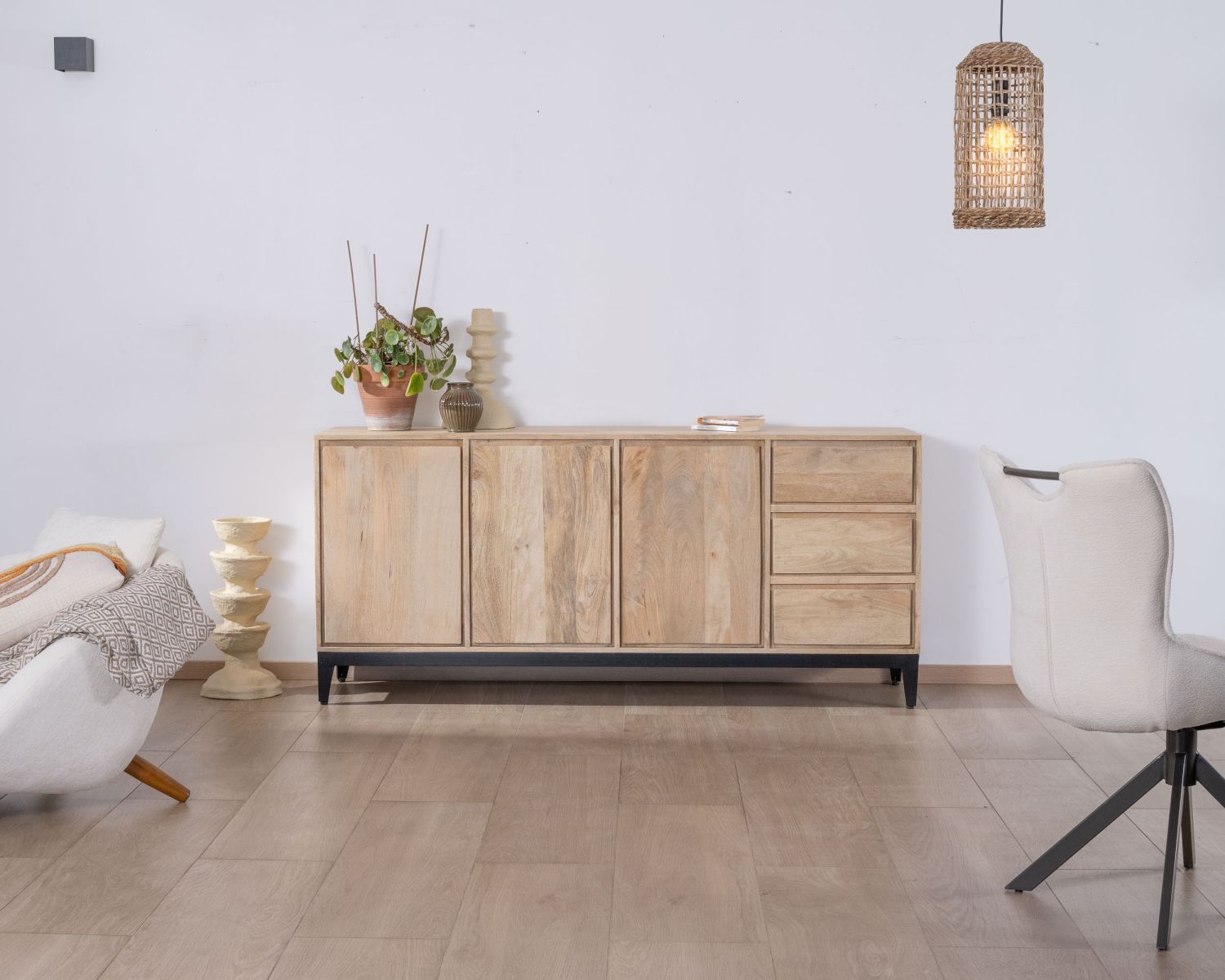 Aparador de líneas sencillas en madera maciza de mango, 180 cm, con 3 puertas y cajones «Gola»