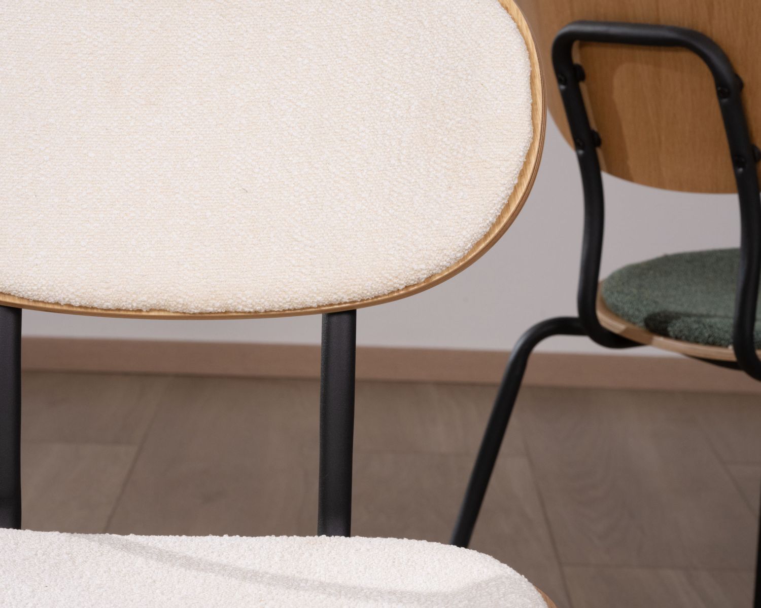 Lote de 4 sillas de comedor «Lino» de estilo retro en tela cruda