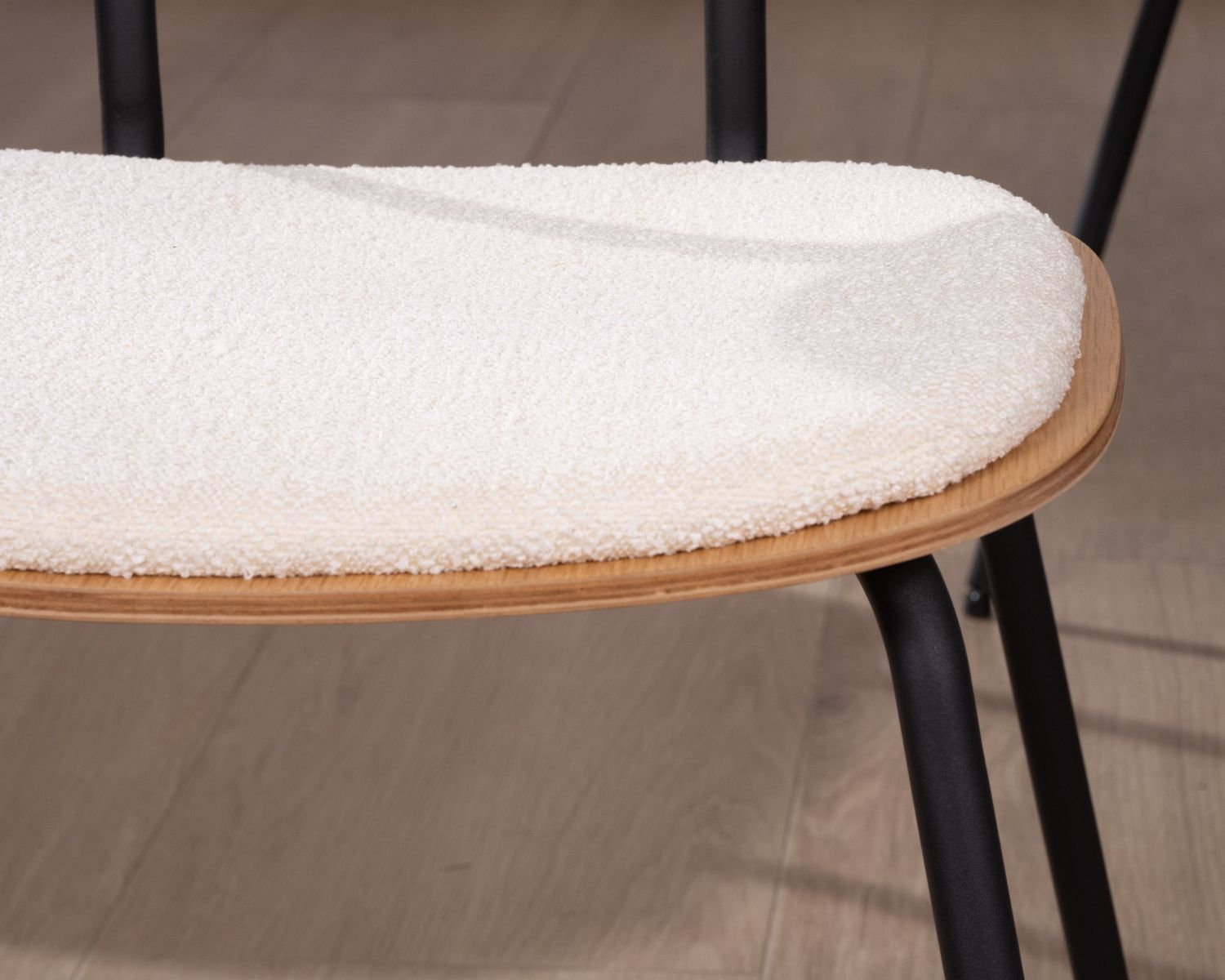 Lote de 4 sillas de comedor «Lino» de estilo retro en tela cruda