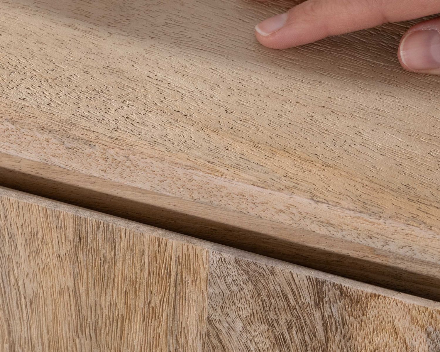 Aparador de líneas sencillas en madera maciza de mango, 180 cm, con 3 puertas y cajones «Gola»