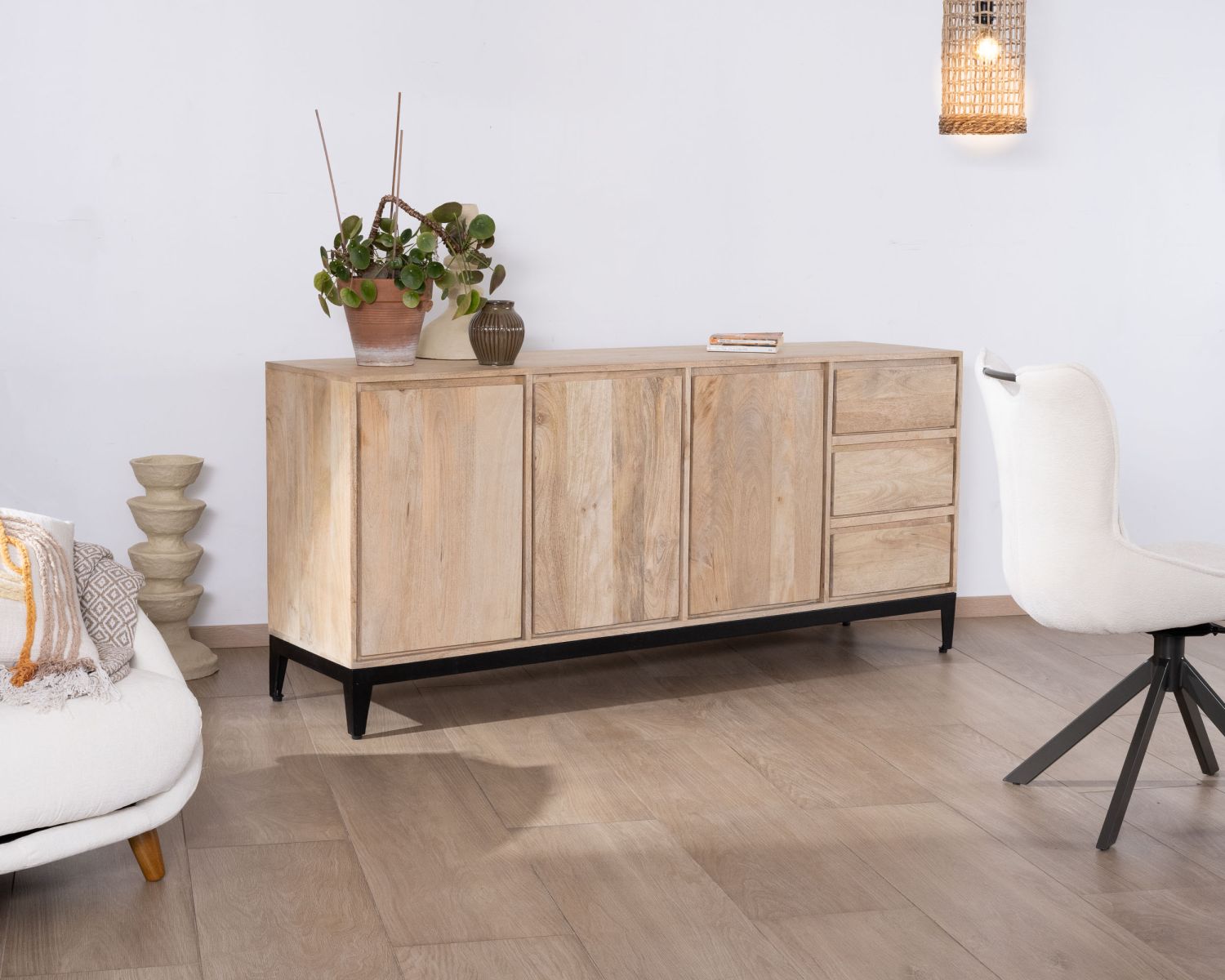 Aparador de líneas sencillas en madera maciza de mango, 180 cm, con 3 puertas y cajones «Gola»