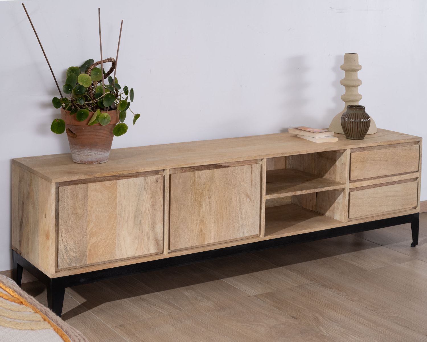 Mueble de televisión grande de 180 cm de madera maciza de mango con puertas, compartimentos y cajones «Gola»