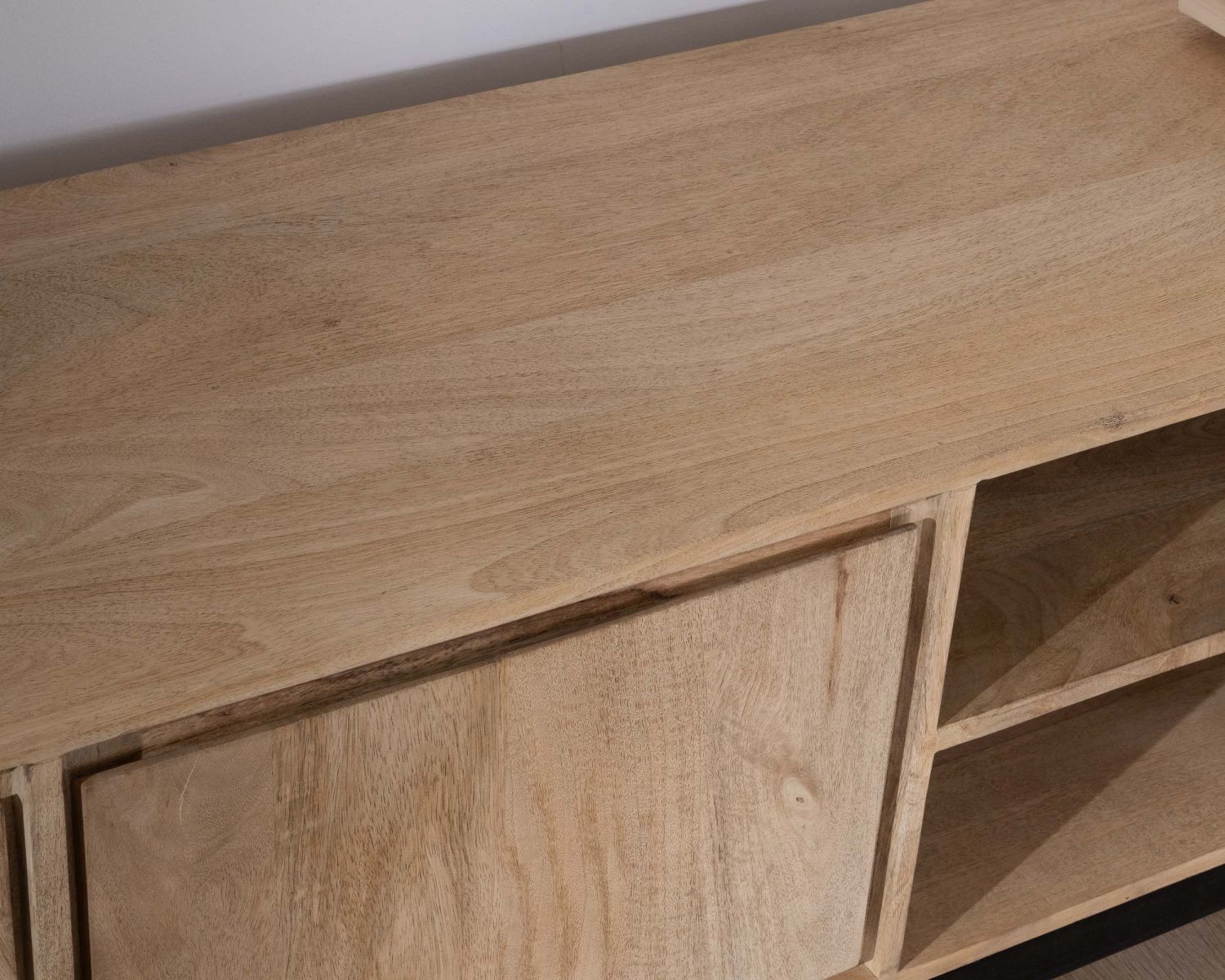 Mueble de televisión grande de 180 cm de madera maciza de mango con puertas, compartimentos y cajones «Gola»