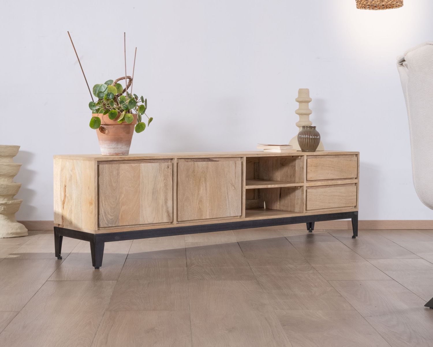 Mueble de televisión grande de 180 cm de madera maciza de mango con puertas, compartimentos y cajones «Gola»