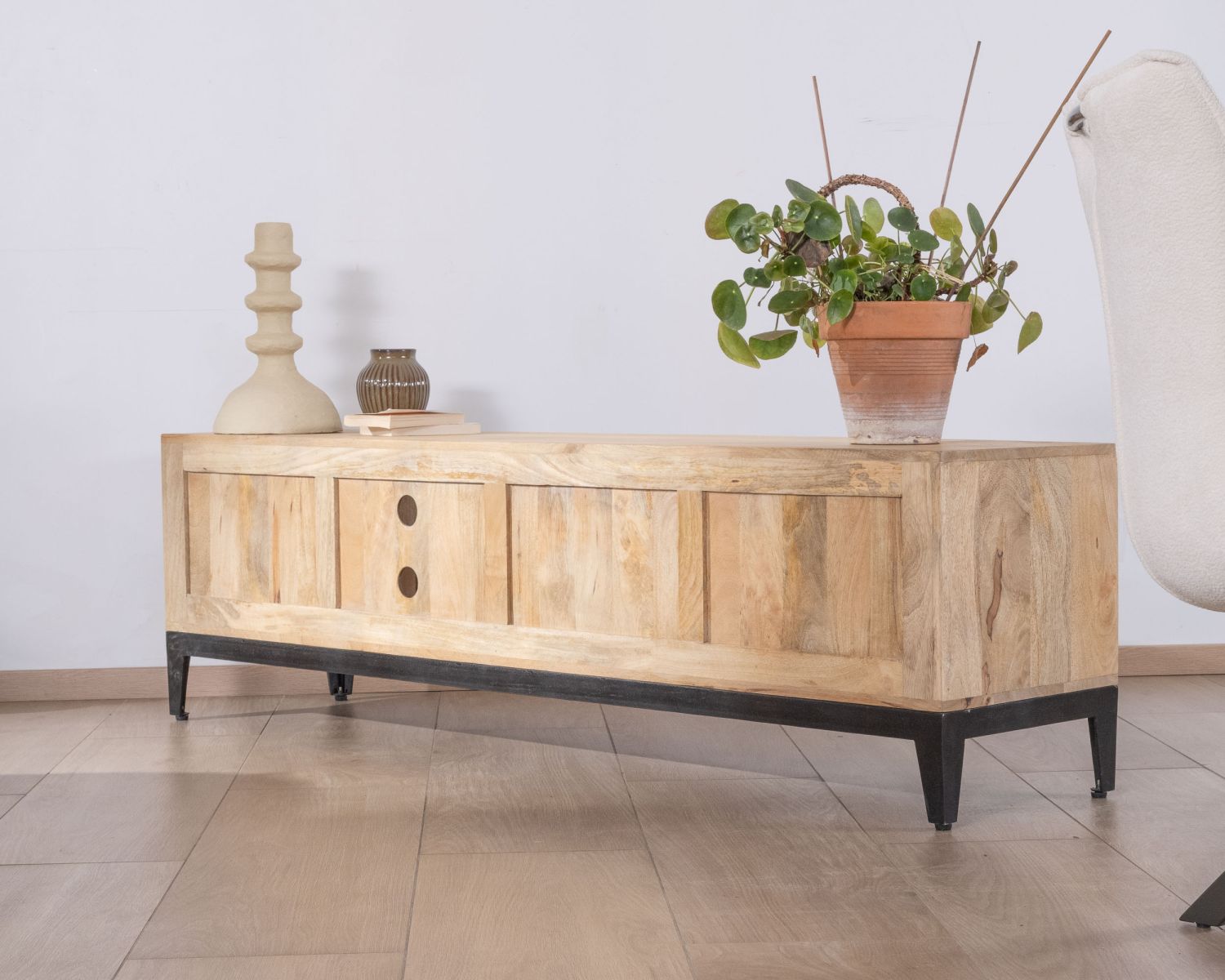 Mueble de televisión grande de 180 cm de madera maciza de mango con puertas, compartimentos y cajones «Gola»