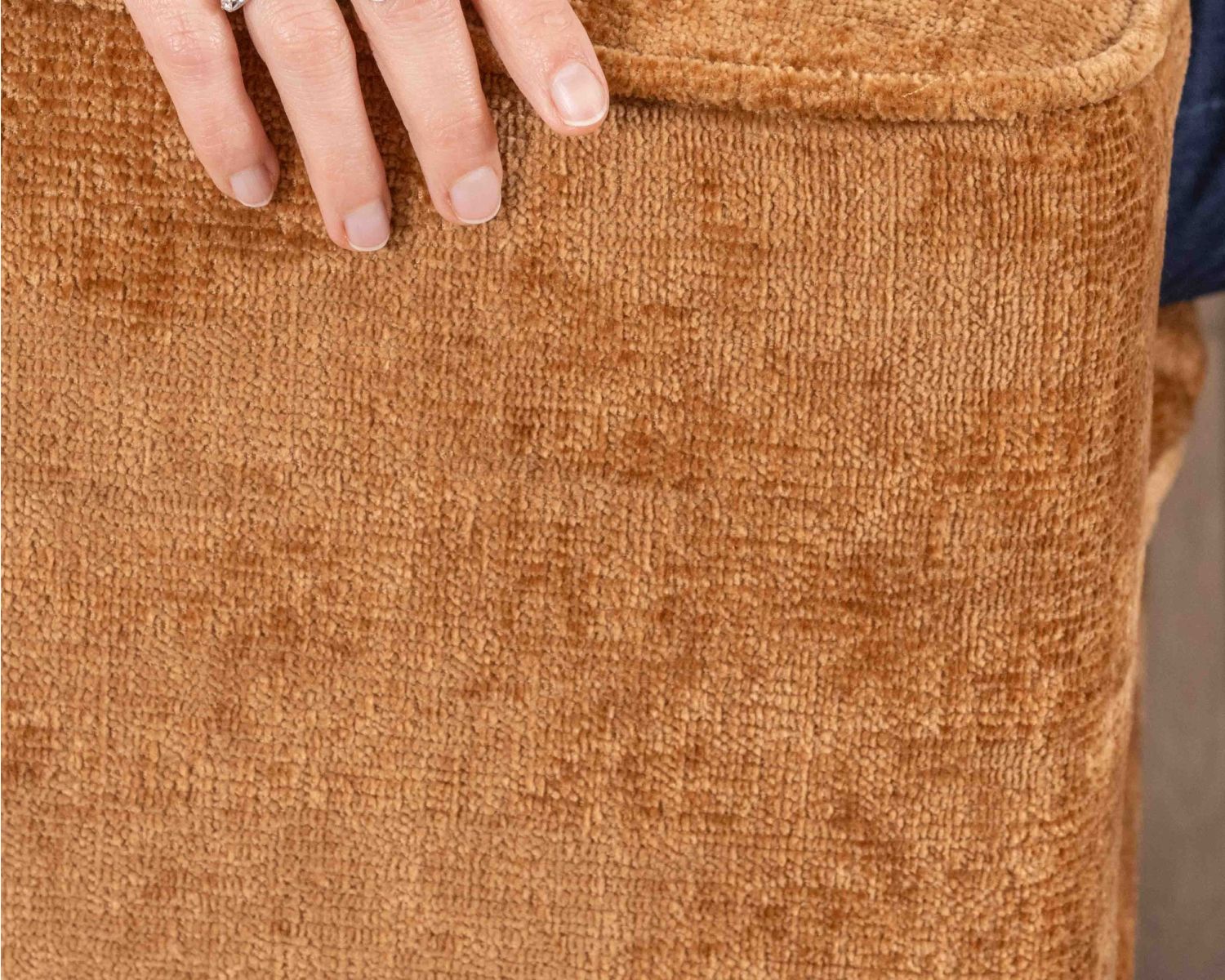 Sofá de dos plazas contemporáneo y acogedor «Odéa», en tejido amarillo mostaza
