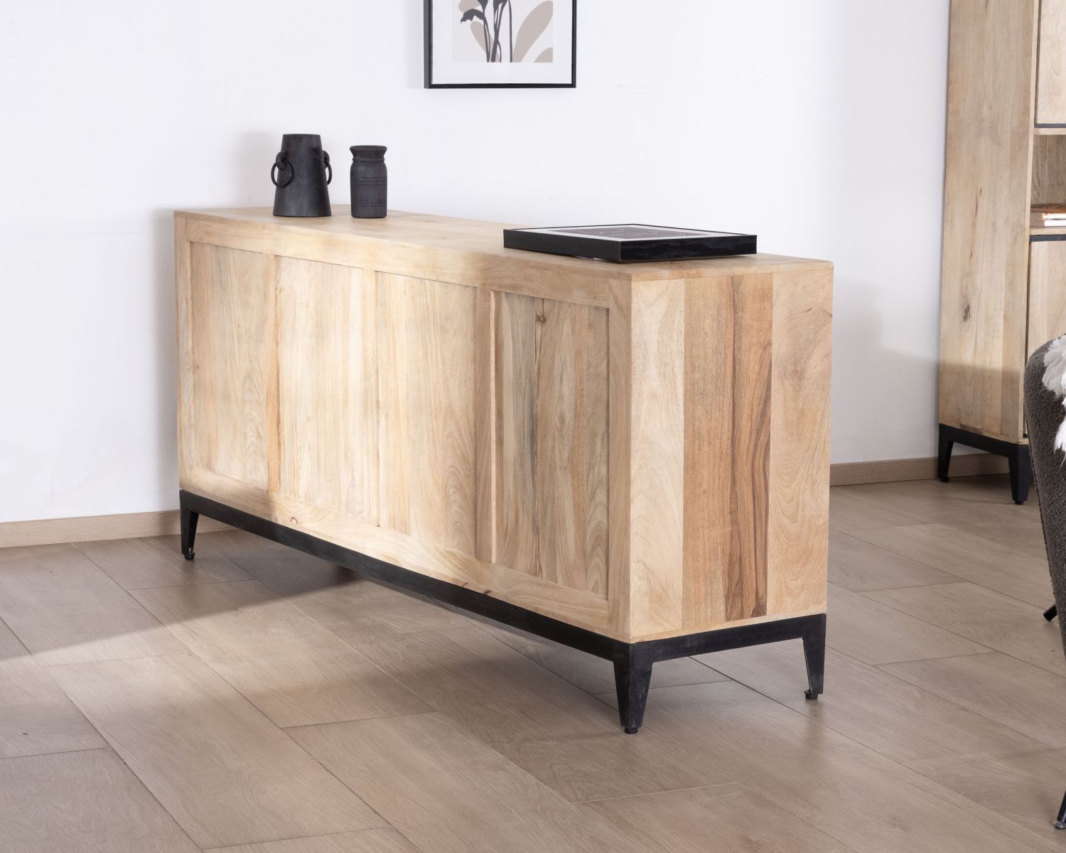 Aparador de líneas sencillas en dos tonos, de madera de mango natural y negro, de 180 cm, modelo «Bocca», con 3 puertas y cajones