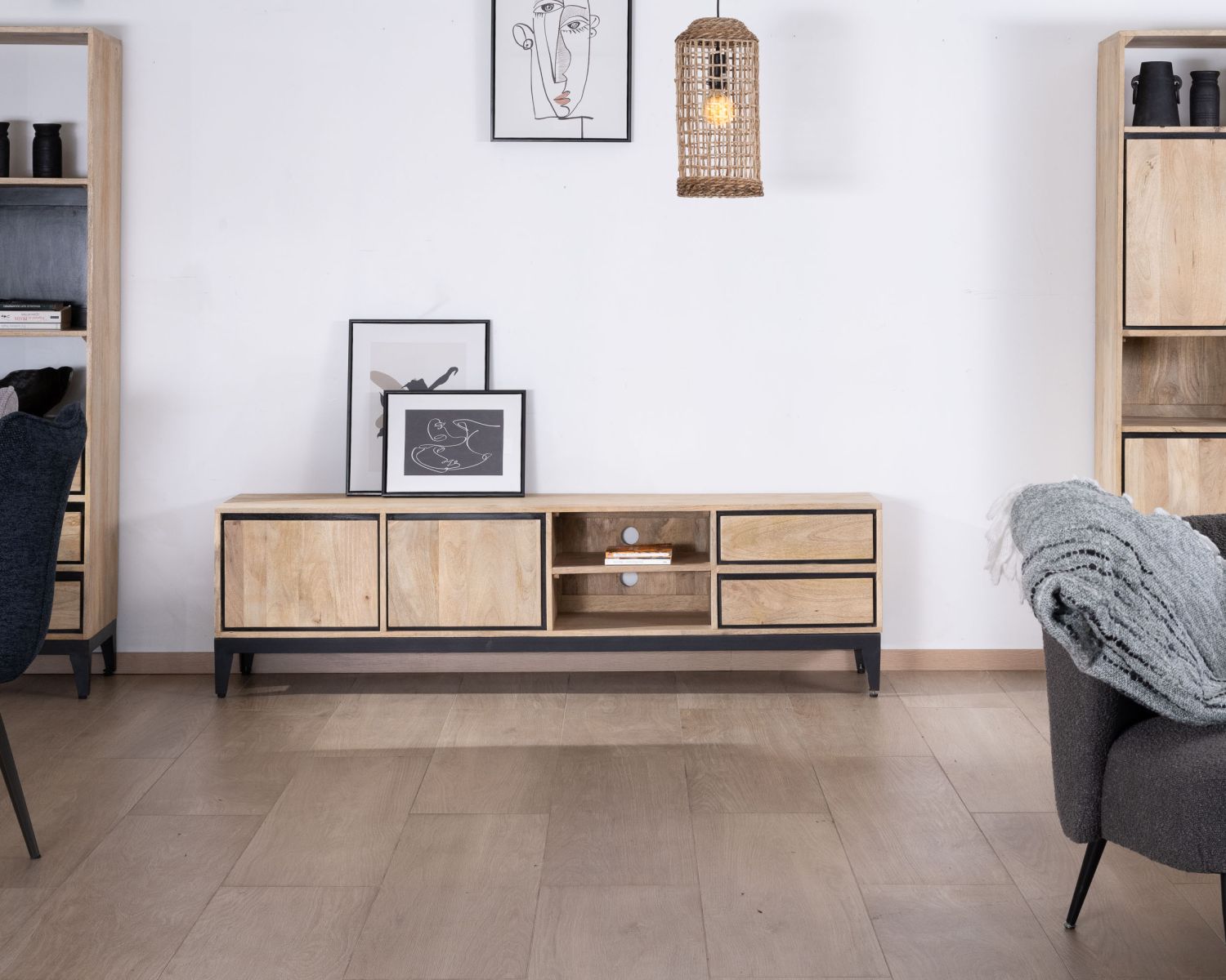 Mueble de televisión grande bicolor de madera de mango con puertas, compartimentos y cajones «Bocca», 180 cm