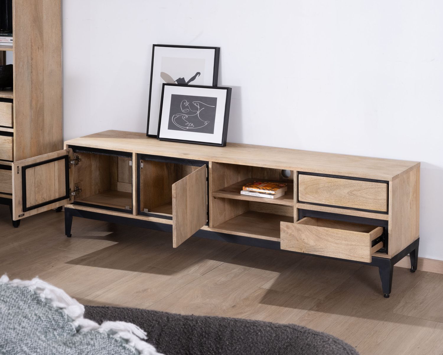 Mueble de televisión grande bicolor de madera de mango con puertas, compartimentos y cajones «Bocca», 180 cm