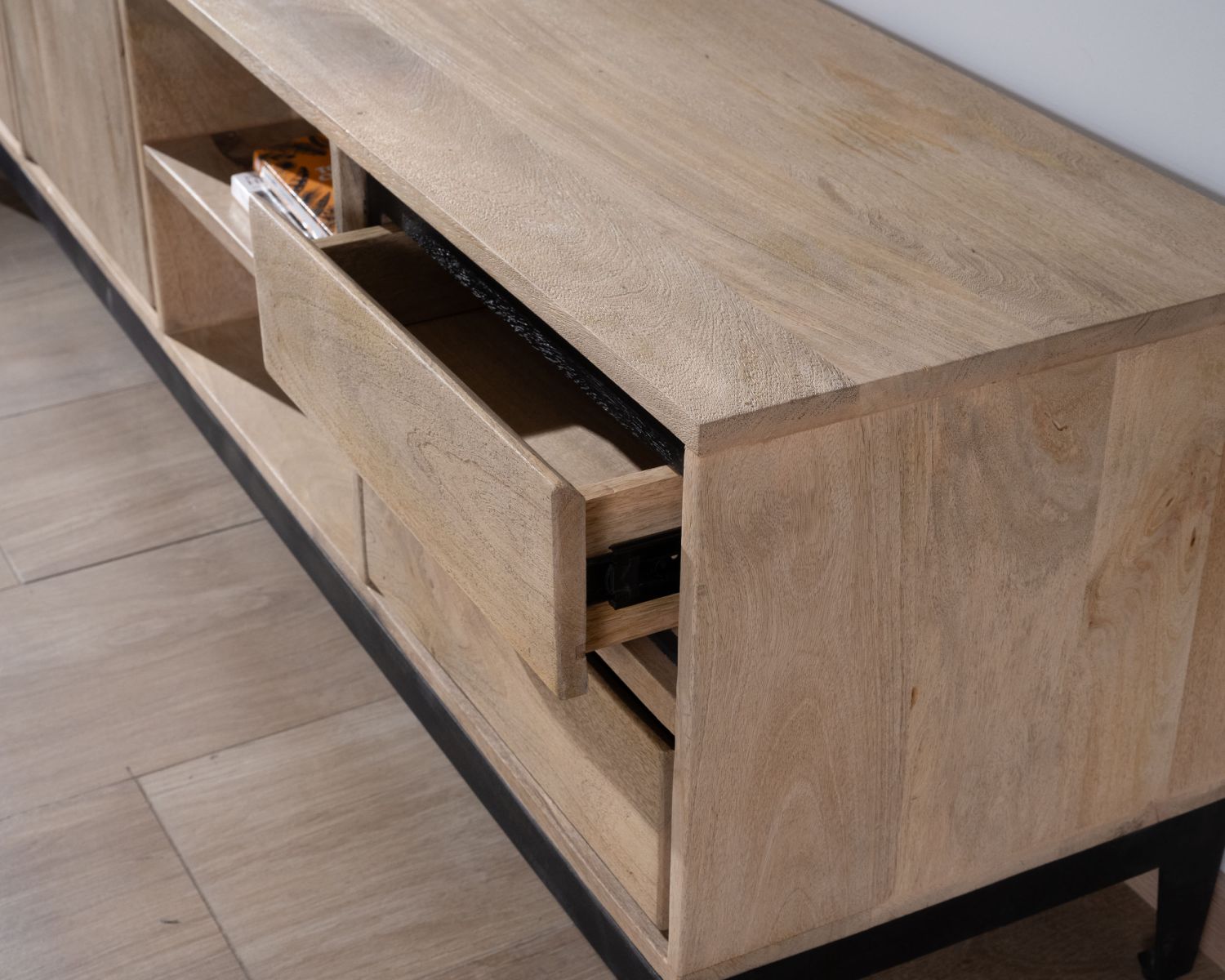 Mueble de televisión grande bicolor de madera de mango con puertas, compartimentos y cajones «Bocca», 180 cm