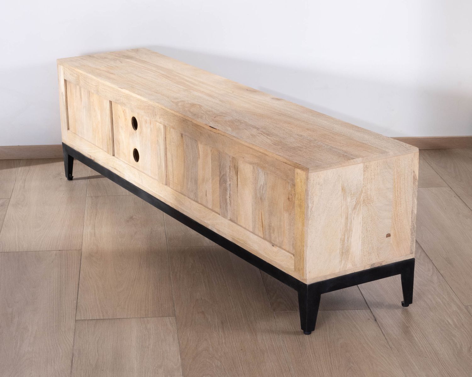 Mueble de televisión grande bicolor de madera de mango con puertas, compartimentos y cajones «Bocca», 180 cm