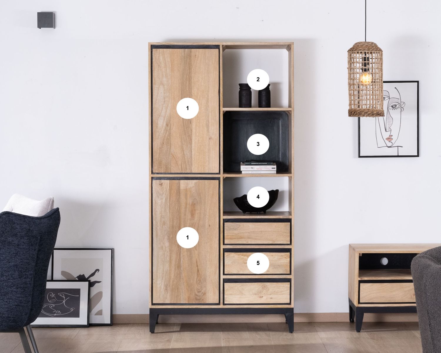 Mueble alto de almacenamiento en madera de mango natural y negro, con un diseño minimalista «Bocca»