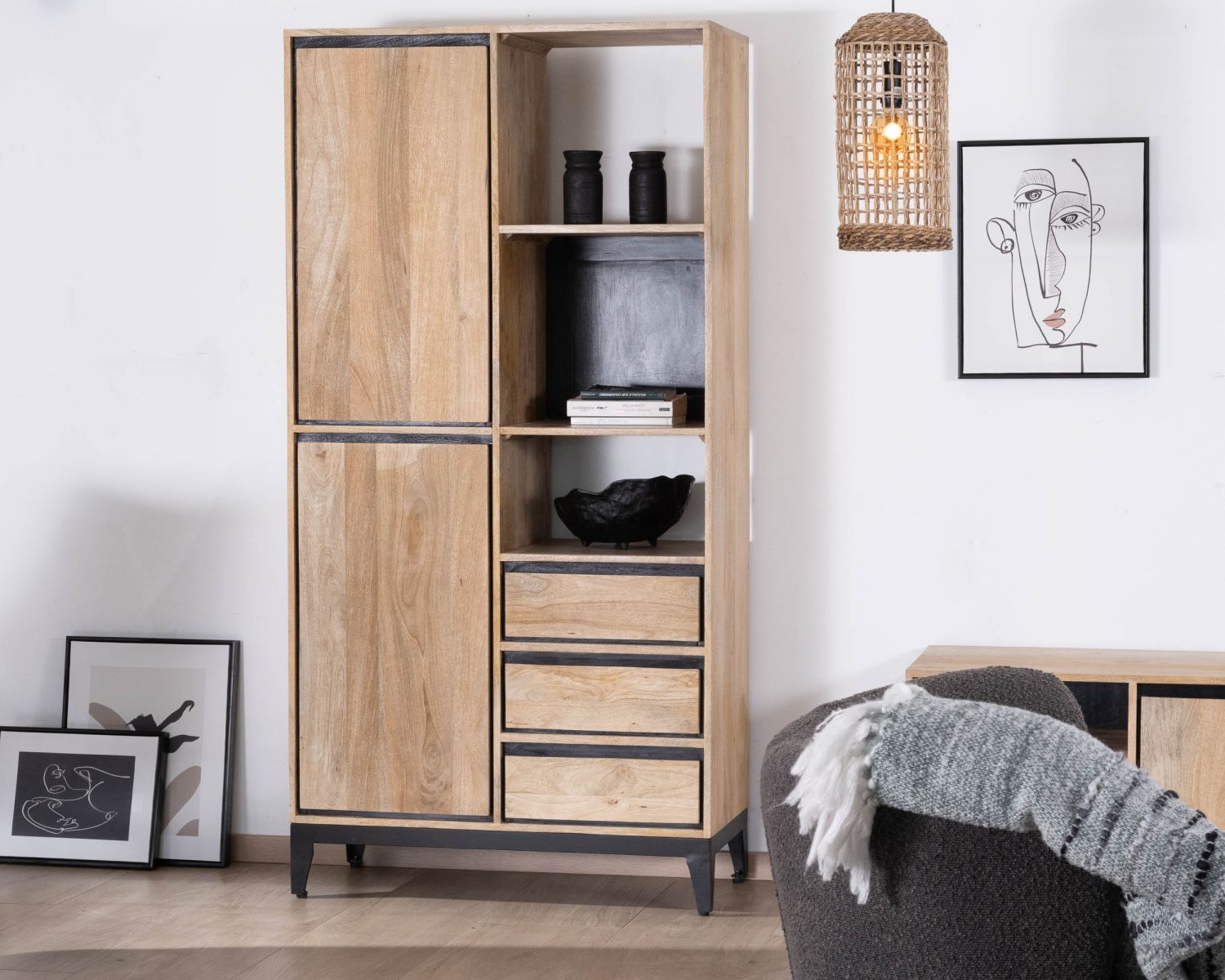 Mueble alto de almacenamiento en madera de mango natural y negro, con un diseño minimalista «Bocca»