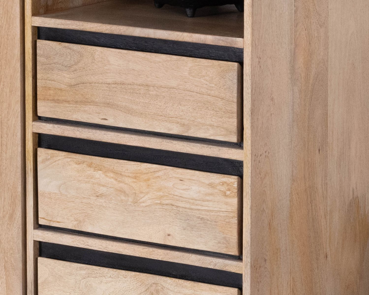 Mueble alto de almacenamiento en madera de mango natural y negro, con un diseño minimalista «Bocca»
