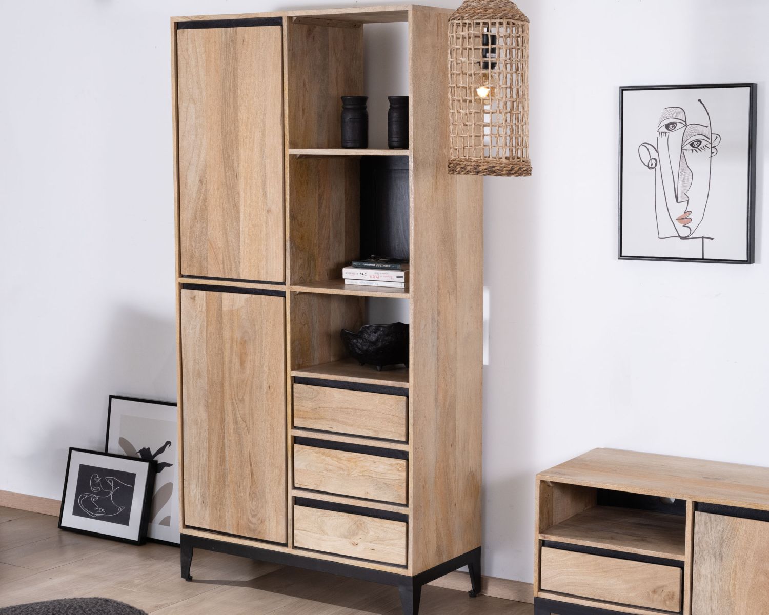 Mueble alto de almacenamiento en madera de mango natural y negro, con un diseño minimalista «Bocca»
