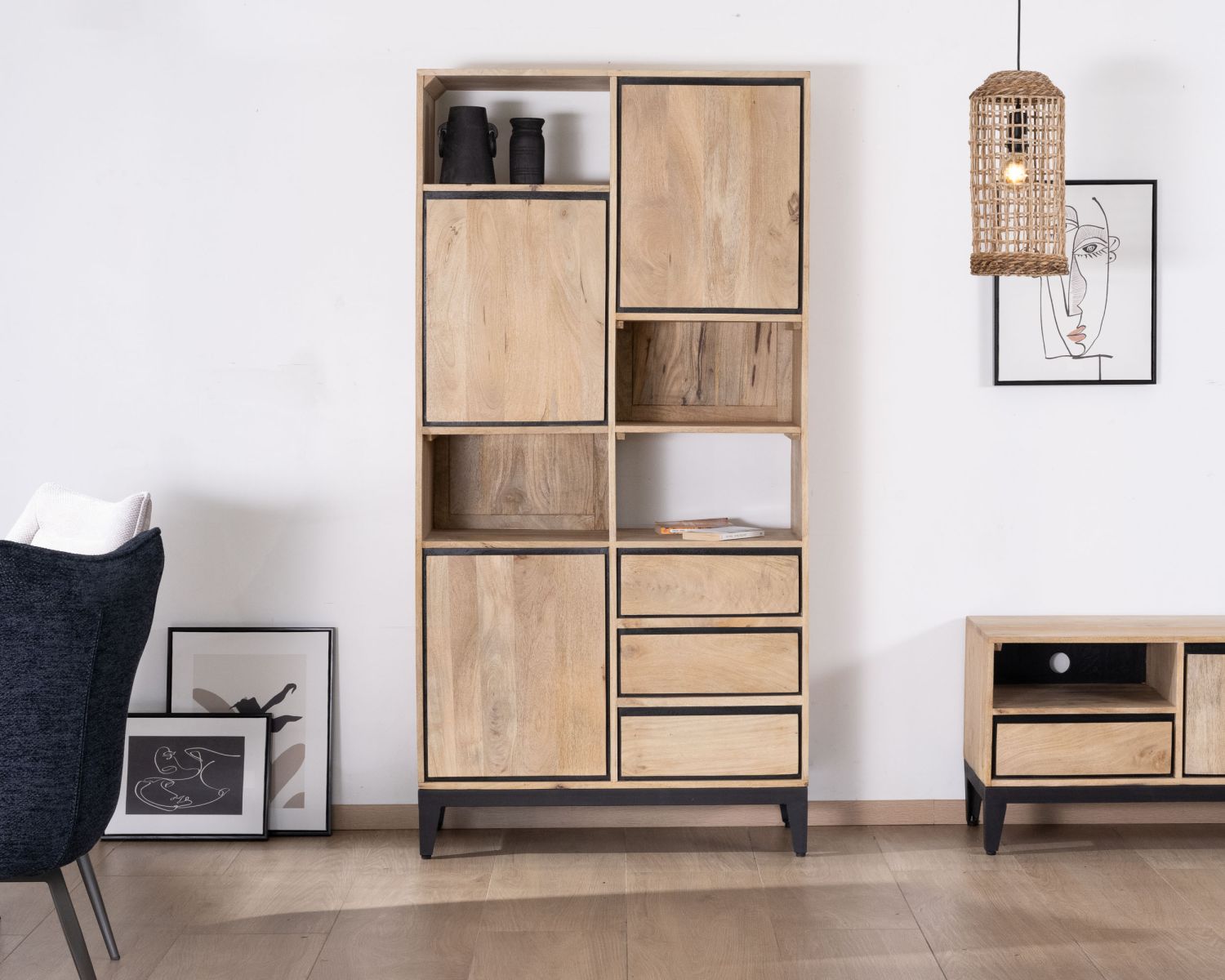 Librería de diseño asimétrico en madera de mango con ribetes negros «Bocca»