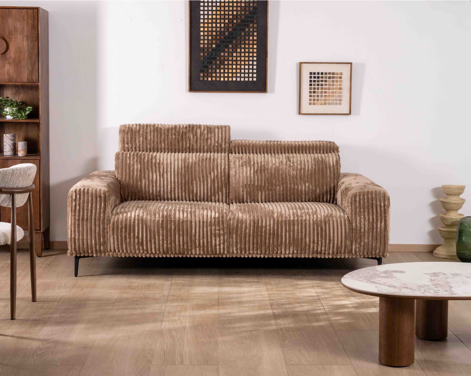 Sofá de 3 plazas de terciopelo con rayas anchas de color camel «Utsun» y reposacabezas abatibles