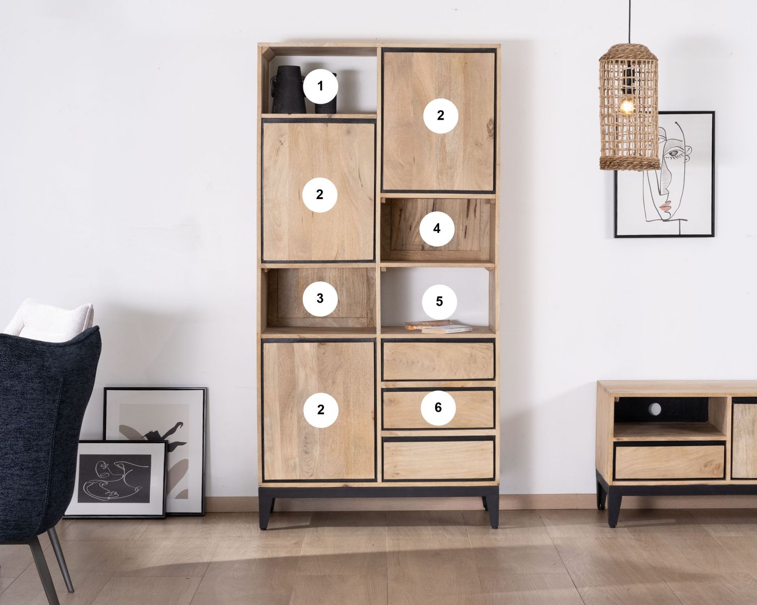 Librería de diseño asimétrico en madera de mango con ribetes negros «Bocca»