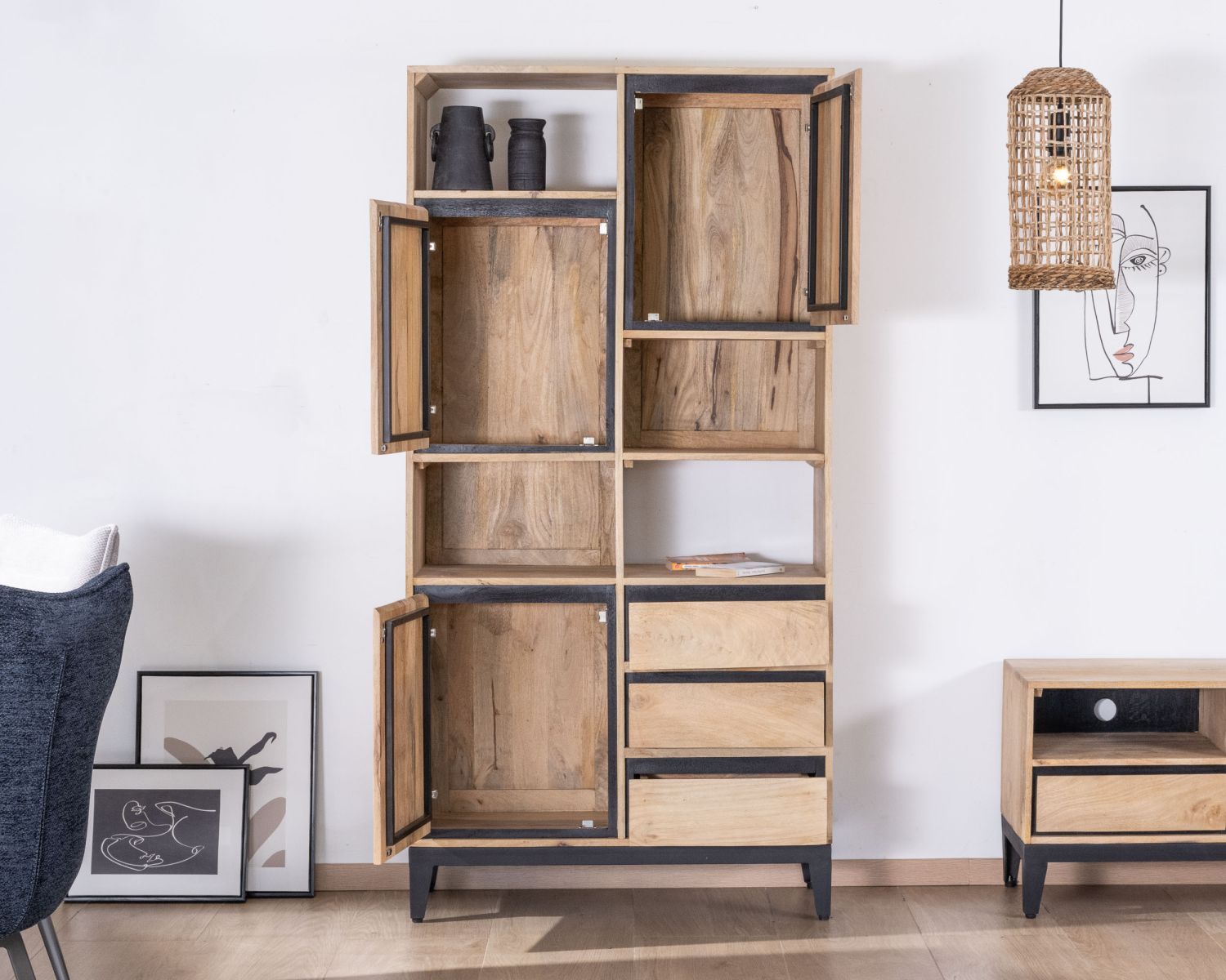 Librería de diseño asimétrico en madera de mango con ribetes negros «Bocca»