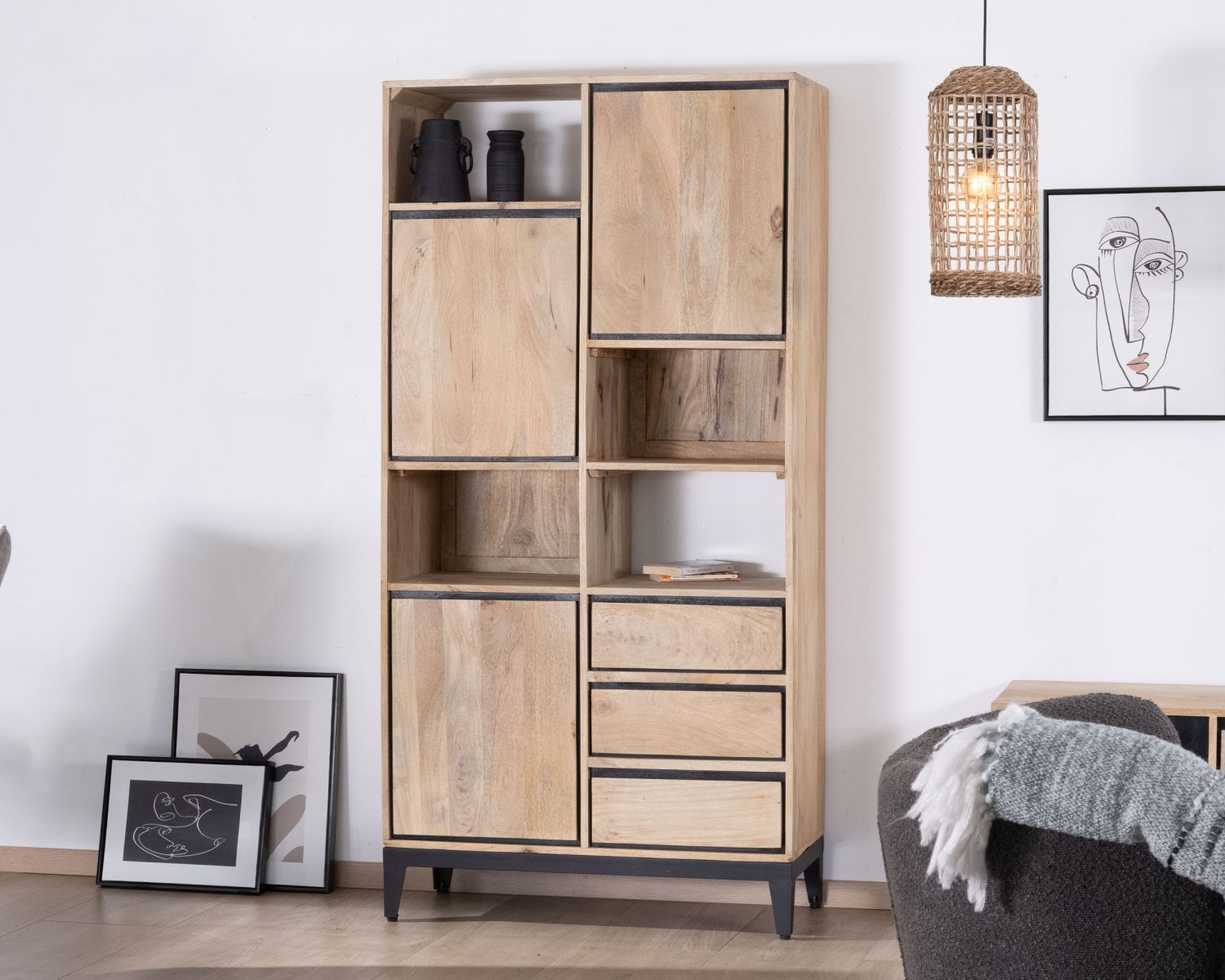 Librería de diseño asimétrico en madera de mango con ribetes negros «Bocca»