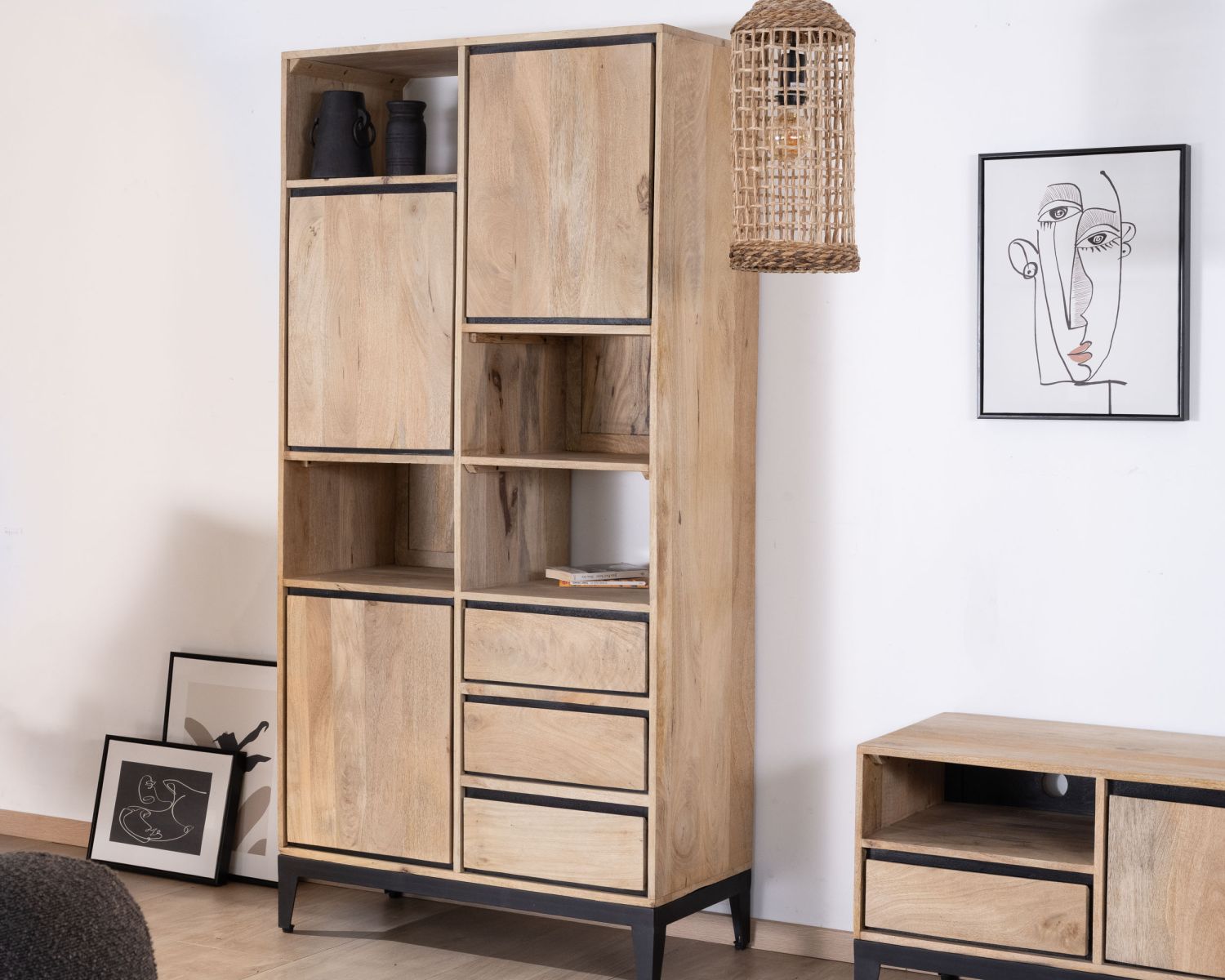 Librería de diseño asimétrico en madera de mango con ribetes negros «Bocca»